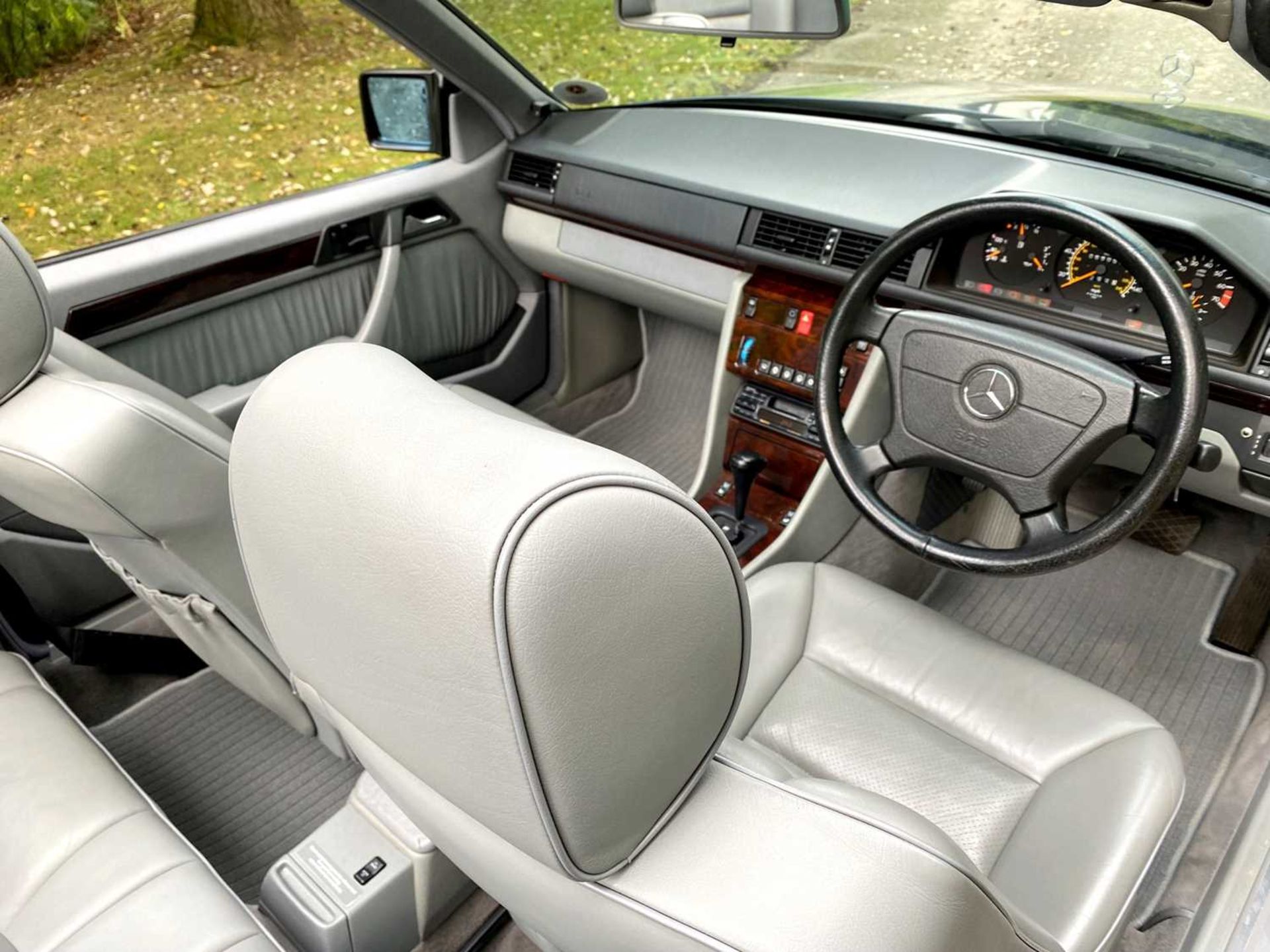 1995 Mercedes-Benz E220 Cabriolet A simply exceptional example of the increasingly desirable pillarl - Image 43 of 79