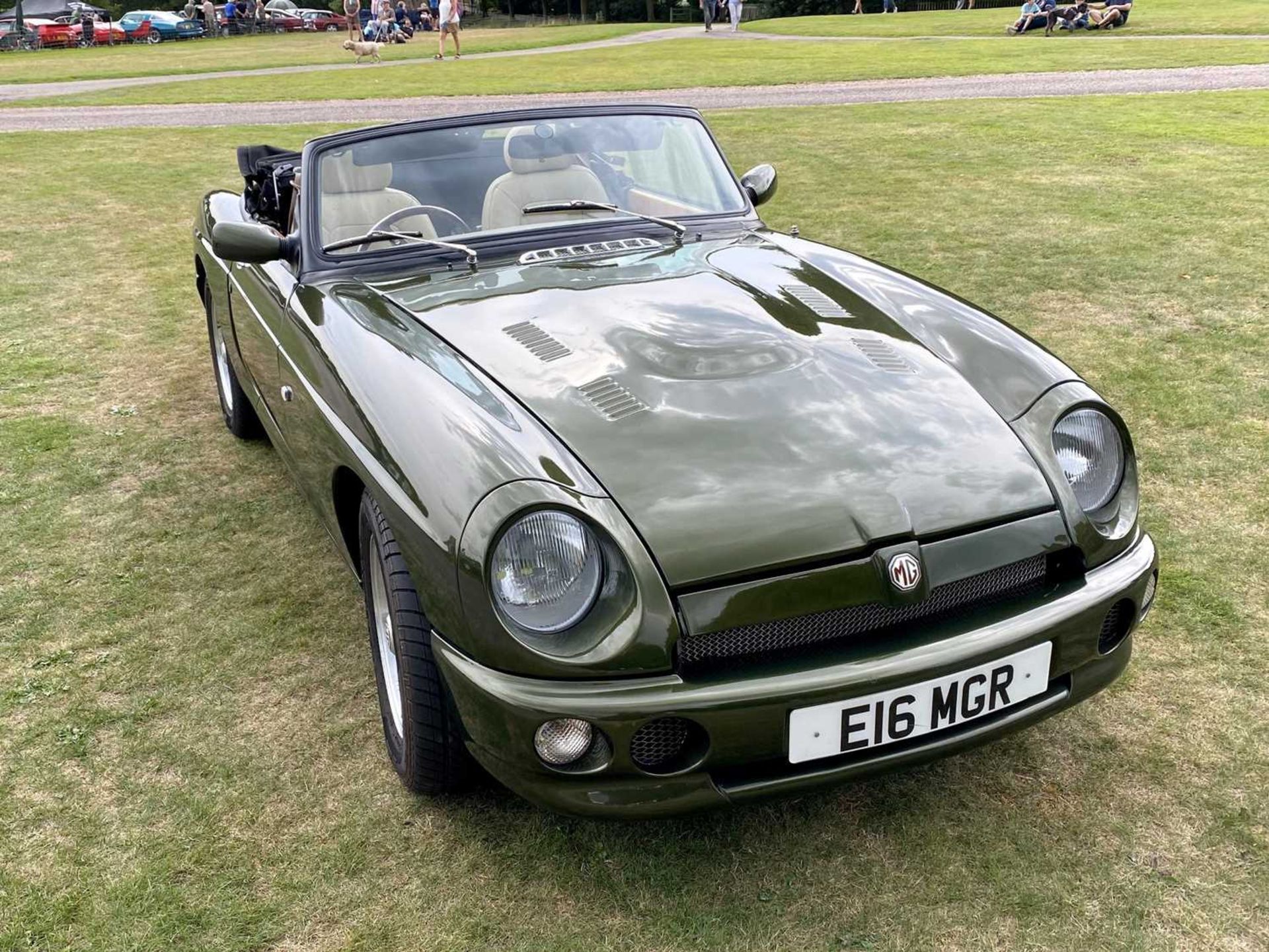 1995 MG RV8 A rare and sought-after car fitted with power steering - Image 6 of 45
