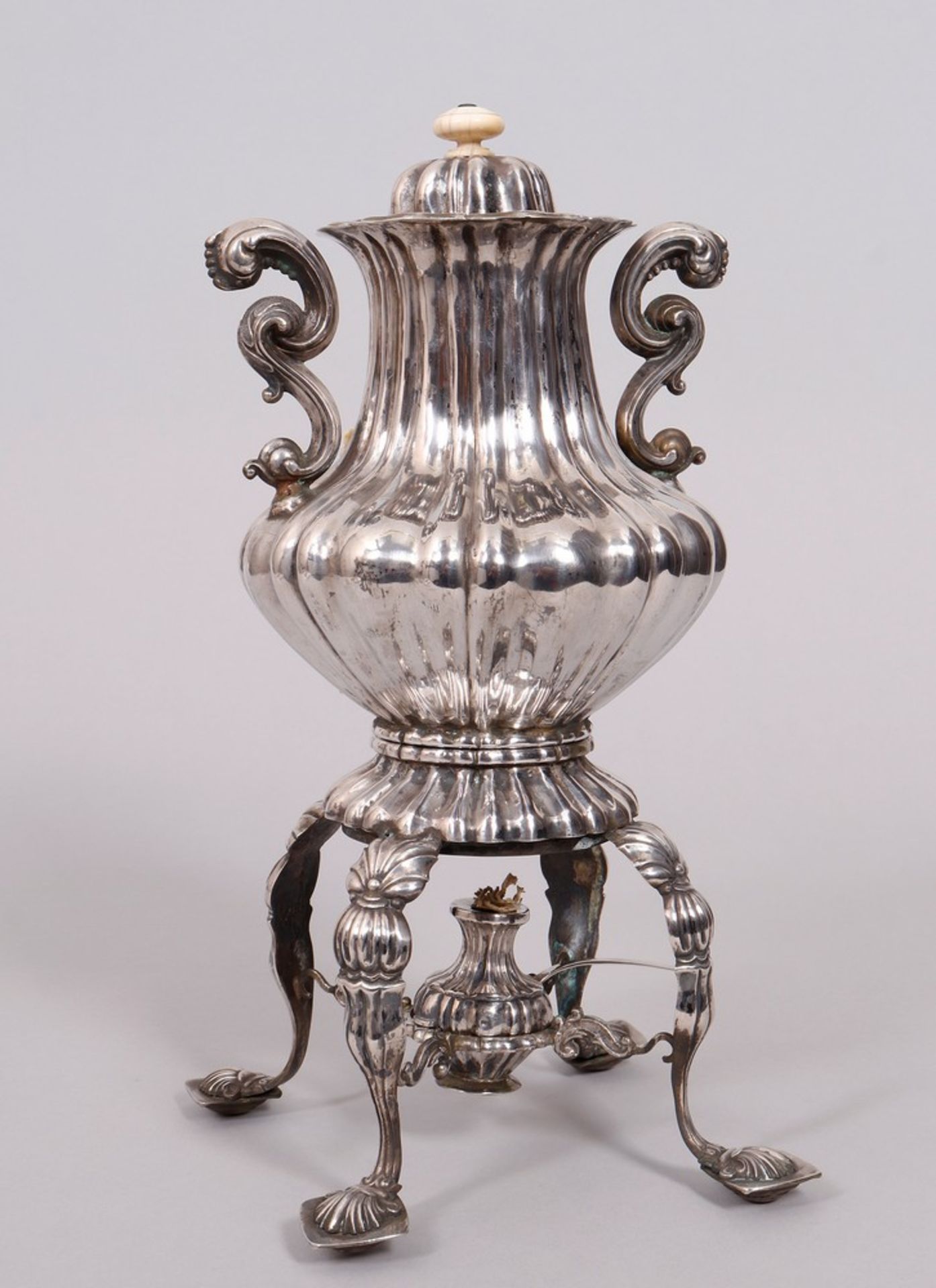 Tea-kettle on stand, so called "Kranenkanne", silver, 13 Loth, Vienna, ca. 1840 - Image 2 of 10