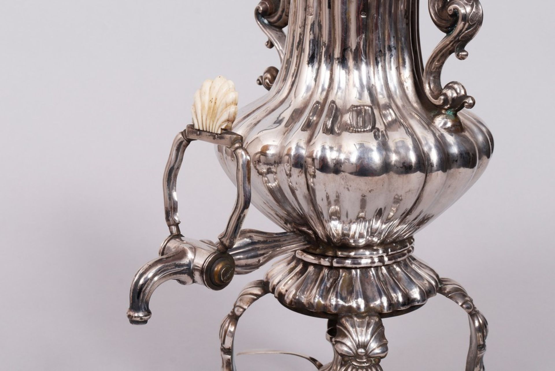 Tea-kettle on stand, so called "Kranenkanne", silver, 13 Loth, Vienna, ca. 1840 - Image 4 of 10