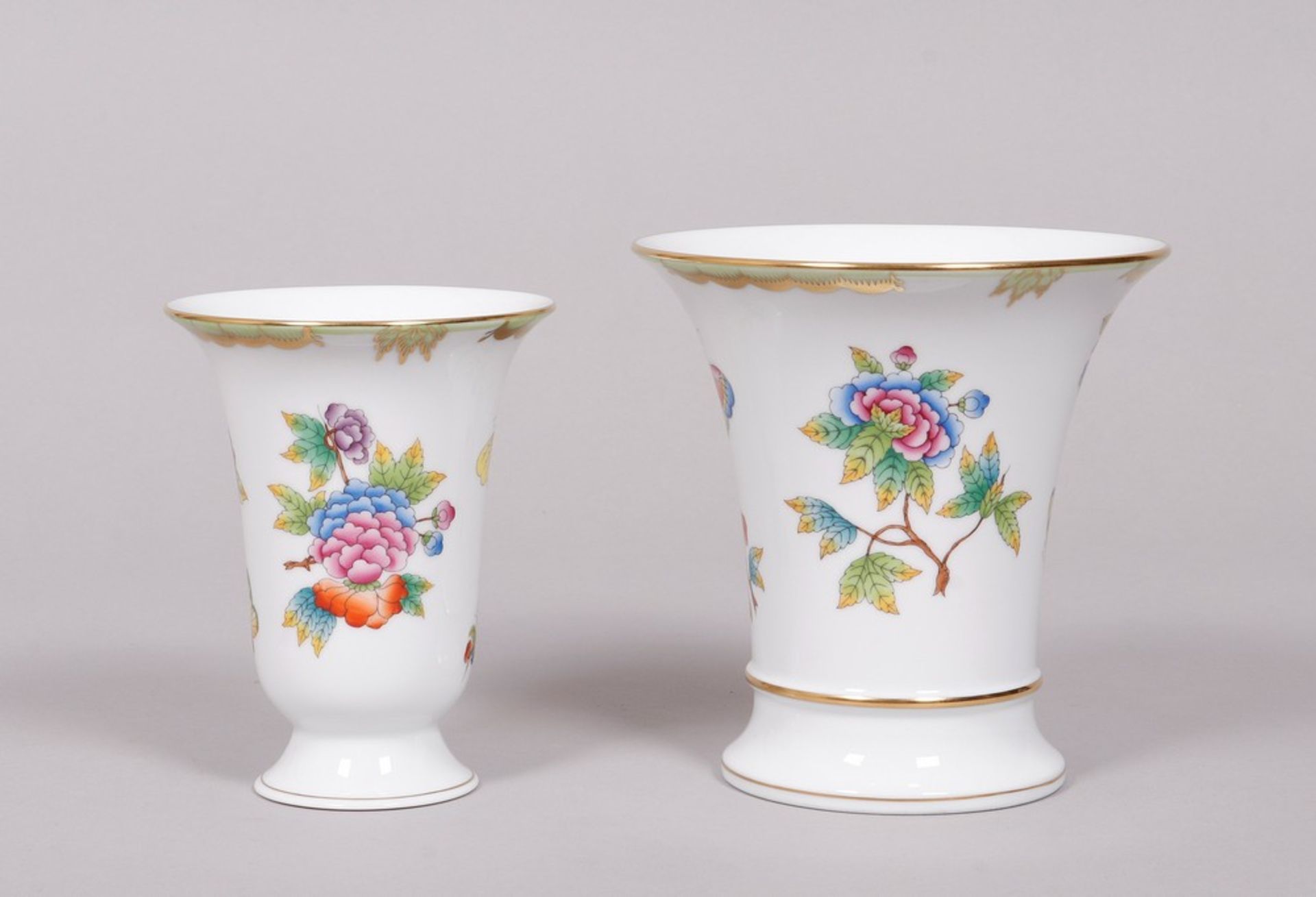 Zwei Vasen in Trichterform, Herend, Ungarn, Dekor "Victoria avec Bord en or", 20.Jh.