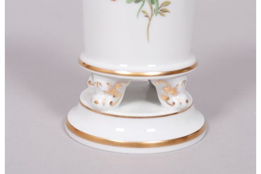 Konvolut Meissen-Porzellan, Dekor "Deutsche Blume", best. aus Kugelvase, Stangenvase auf Volutenfüß - Bild 3 aus 7