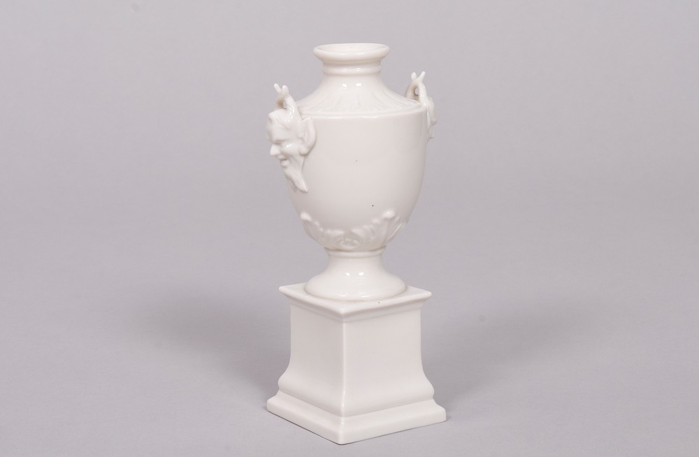 Small pedestal vase, design J. Ponhauser and F. A. Bustelli for Nymphenburg, 20th C. - Image 3 of 4