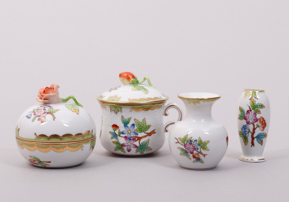 Mixed lot of Herend porcelain, Hungary, decor "Victoria avec bord en or", 20th C.