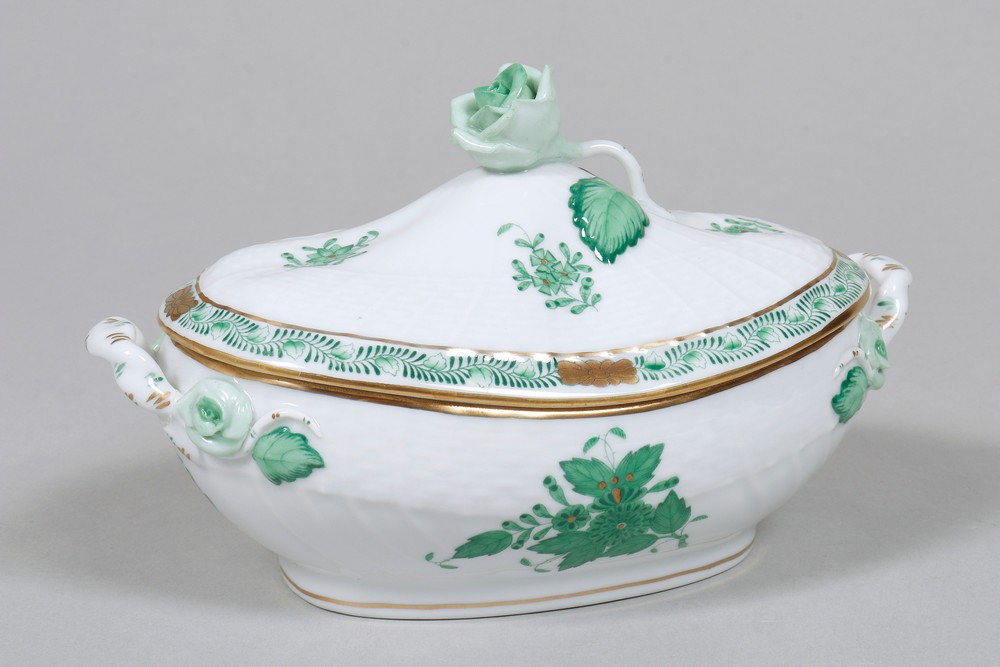 Oval lidded box, Herend, Hungary, decor "Apponyi green", 20th C. - Image 2 of 5