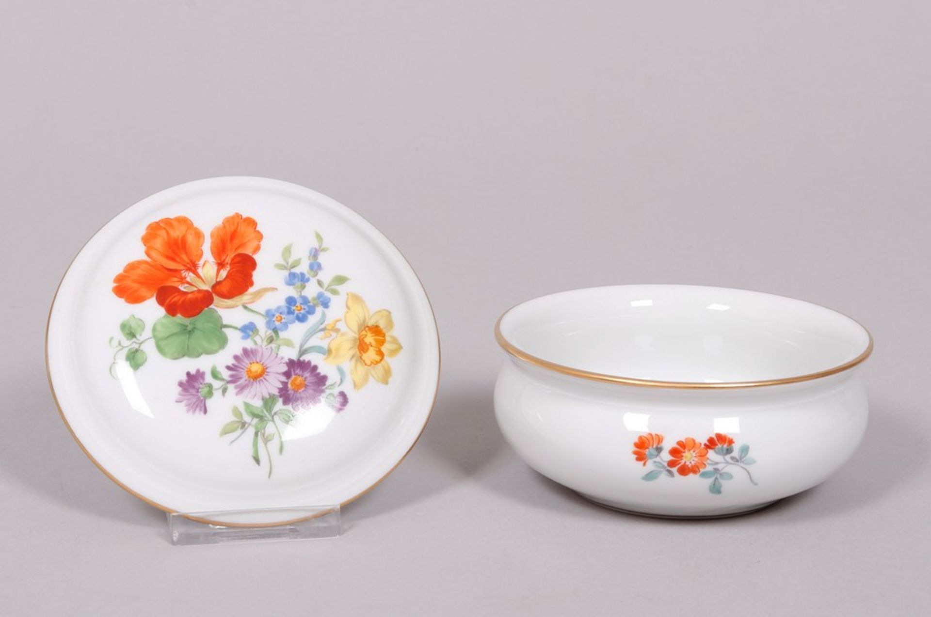 Konvolut Meissen-Porzellan, Dekor "Deutsche Blume", best. aus Kugelvase, Stangenvase auf Volutenfüß - Bild 6 aus 7