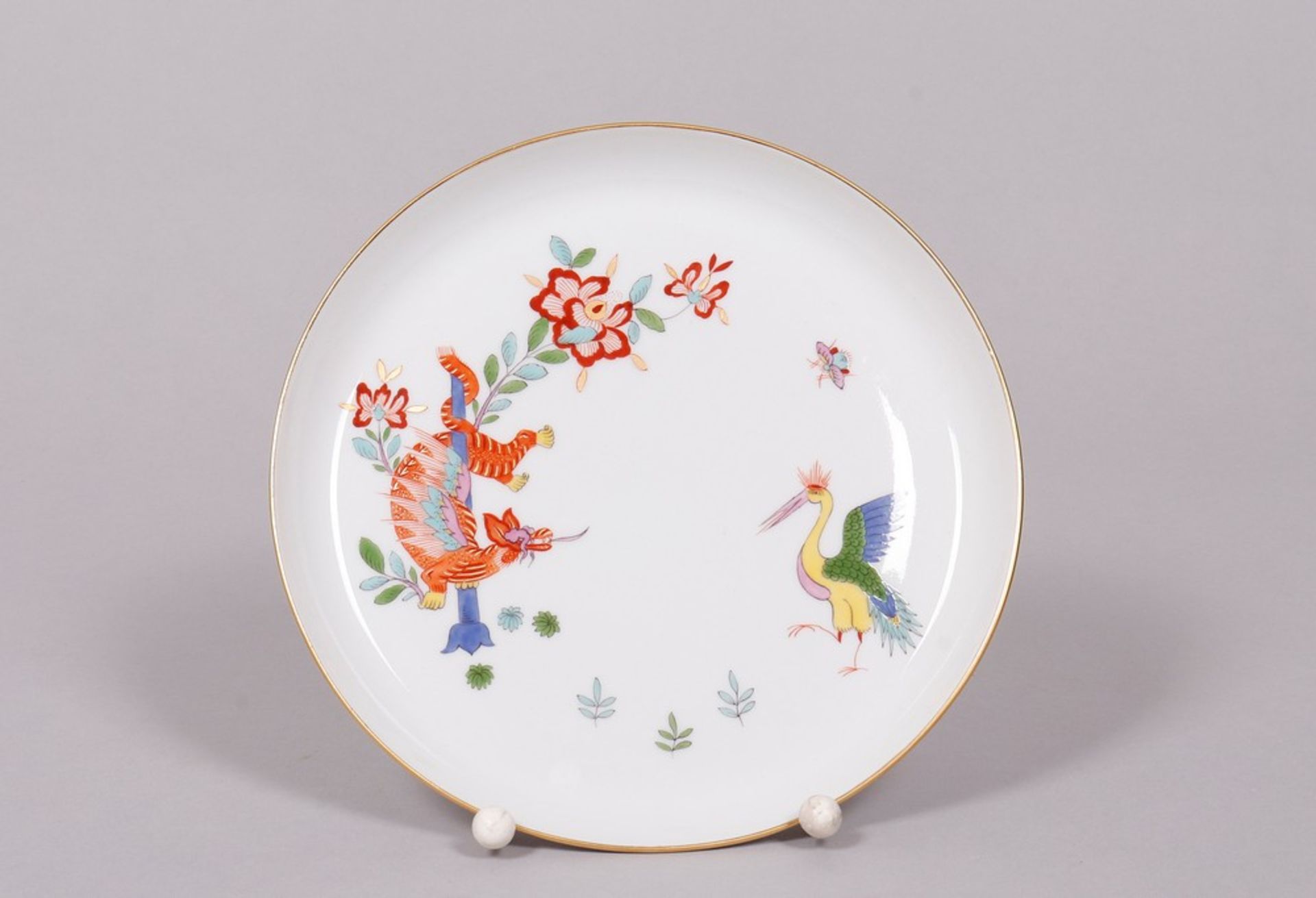Small wall plate, Meissen, 20th C., Kakiemon decor with peonies, dragon and crane