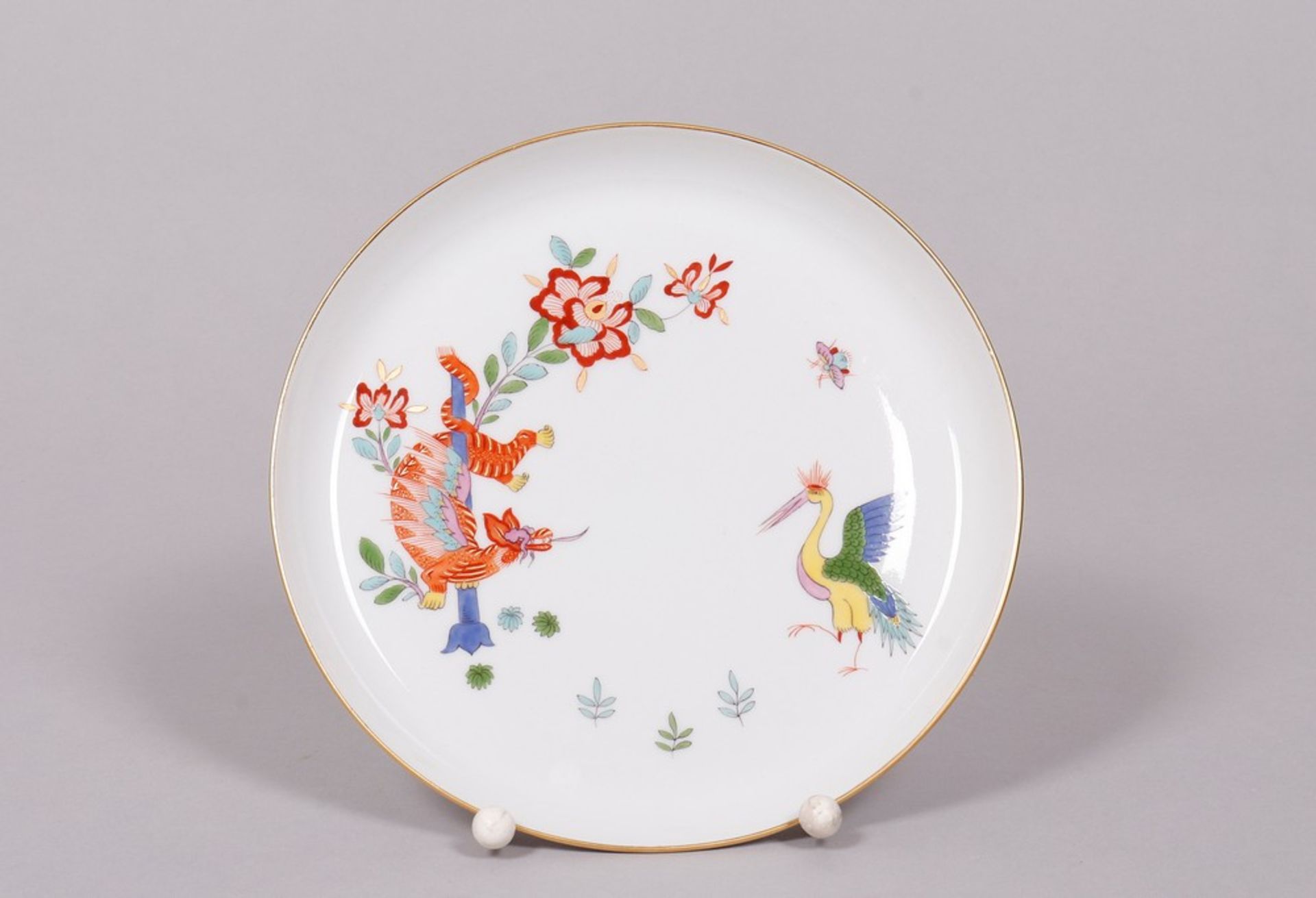 Kleiner Wandteller, Meissen, Kakiemon-Dekor mit Päonien, Drache und Kranich, 20. Jh.