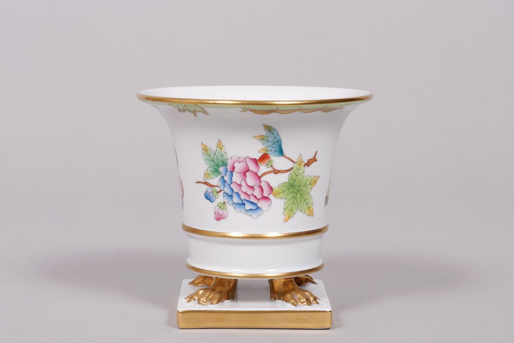 Small Empire vase, Herend Hungary, decor "Victoria avec bord en or" in green, 20th C.