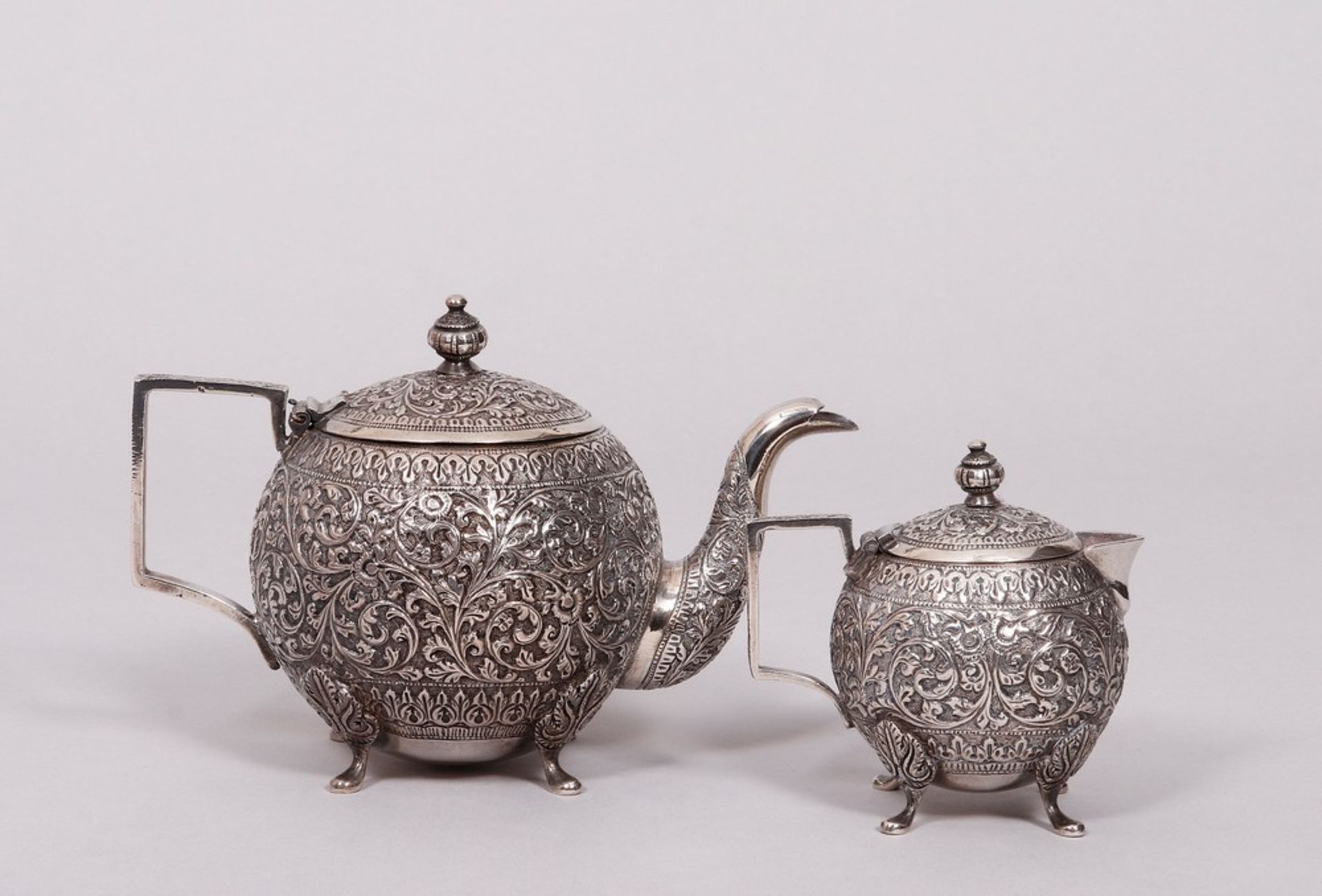 Tee- und Milchkanne, Silber (getestet), wohl Indien, um 1900/20  - Bild 2 aus 5