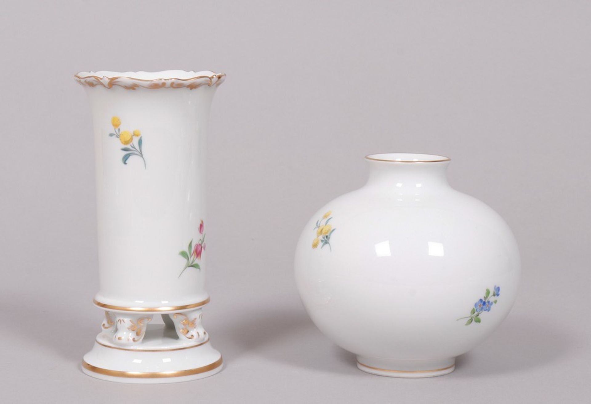 Konvolut Meissen-Porzellan, Dekor "Deutsche Blume", best. aus Kugelvase, Stangenvase auf Volutenfüß - Bild 4 aus 7