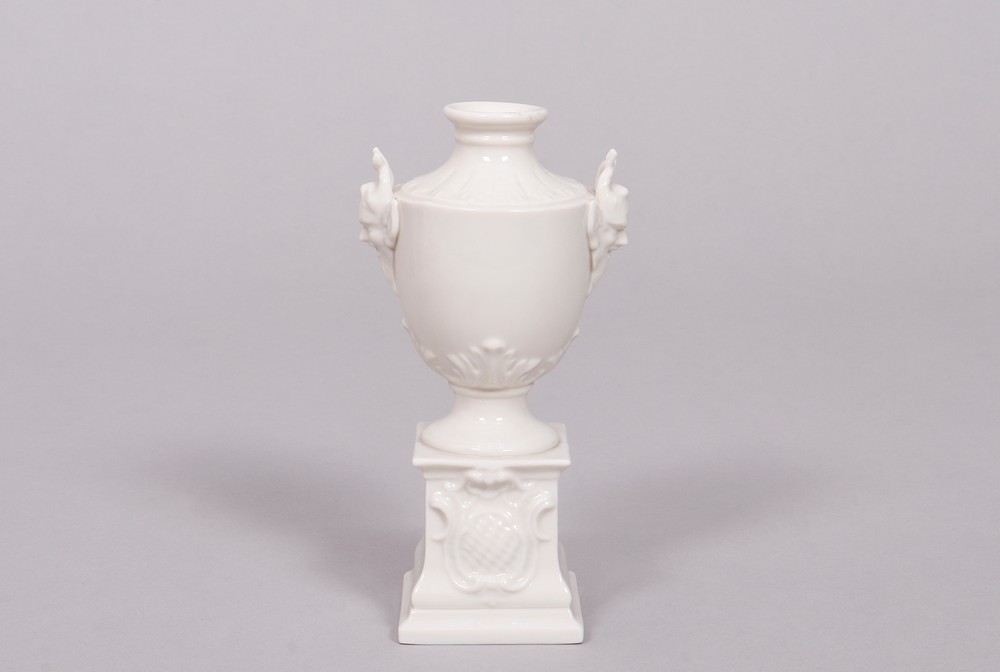 Small pedestal vase, design J. Ponhauser and F. A. Bustelli for Nymphenburg, 20th C.