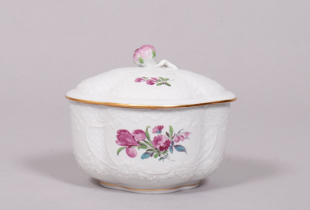 Lidded box with floral decoration in relief, Meissen, produced 2.H. 20th C.