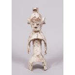Schnitzfigur, wohl Mumuye, Nigeria, Holz, weiß gefasst