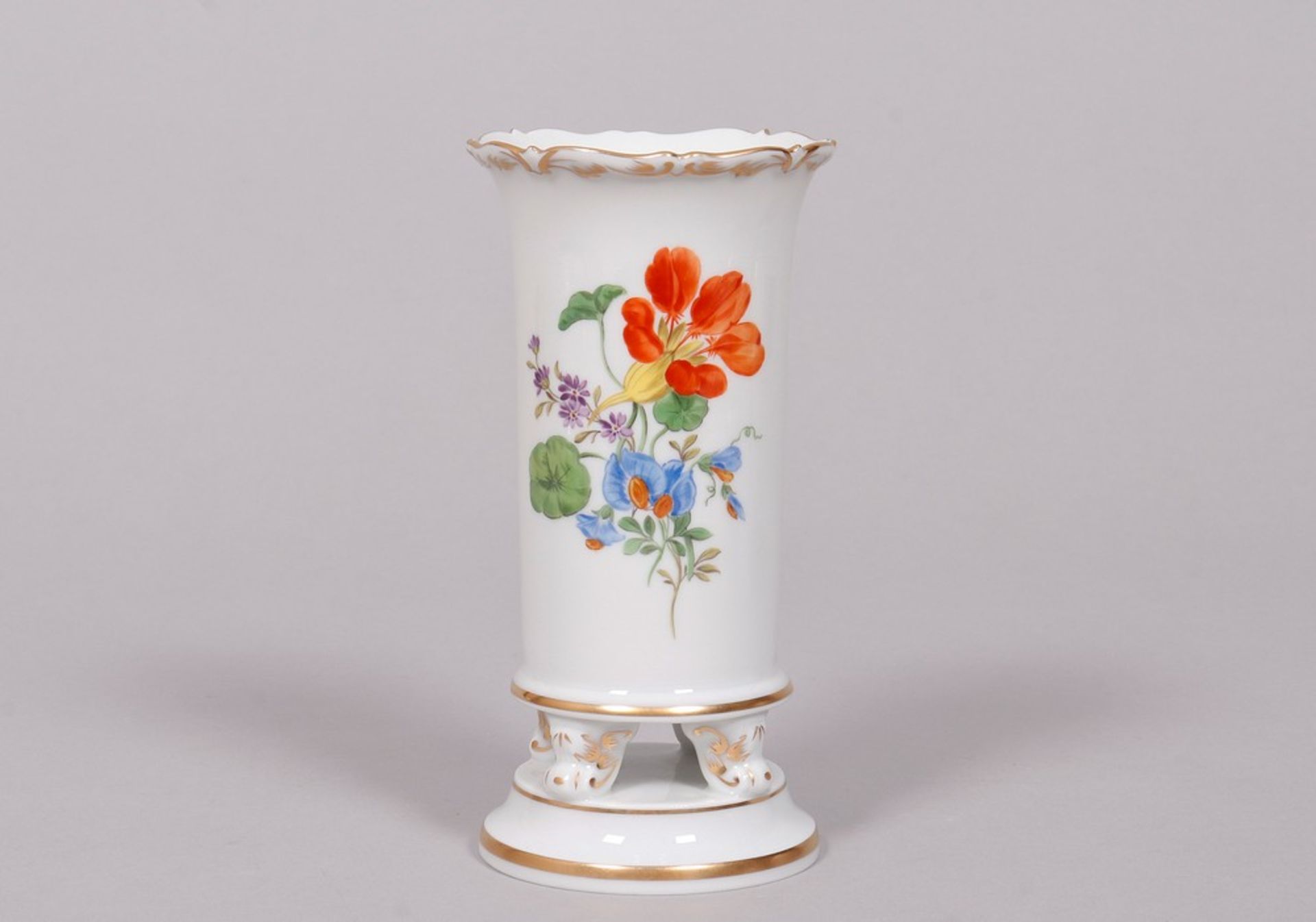 Konvolut Meissen-Porzellan, Dekor "Deutsche Blume", best. aus Kugelvase, Stangenvase auf Volutenfüß - Bild 2 aus 7