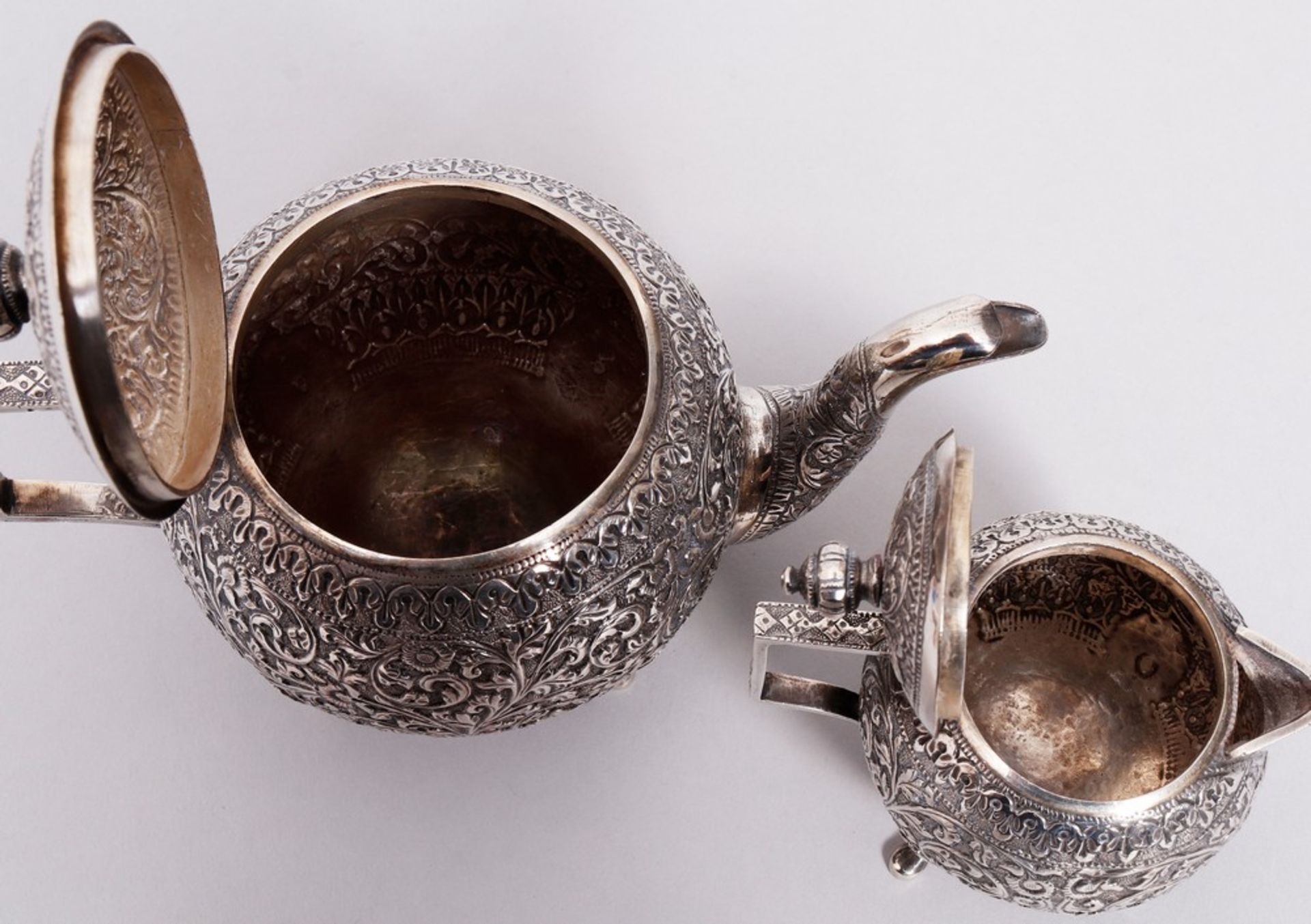 Tee- und Milchkanne, Silber (getestet), wohl Indien, um 1900/20  - Bild 3 aus 5