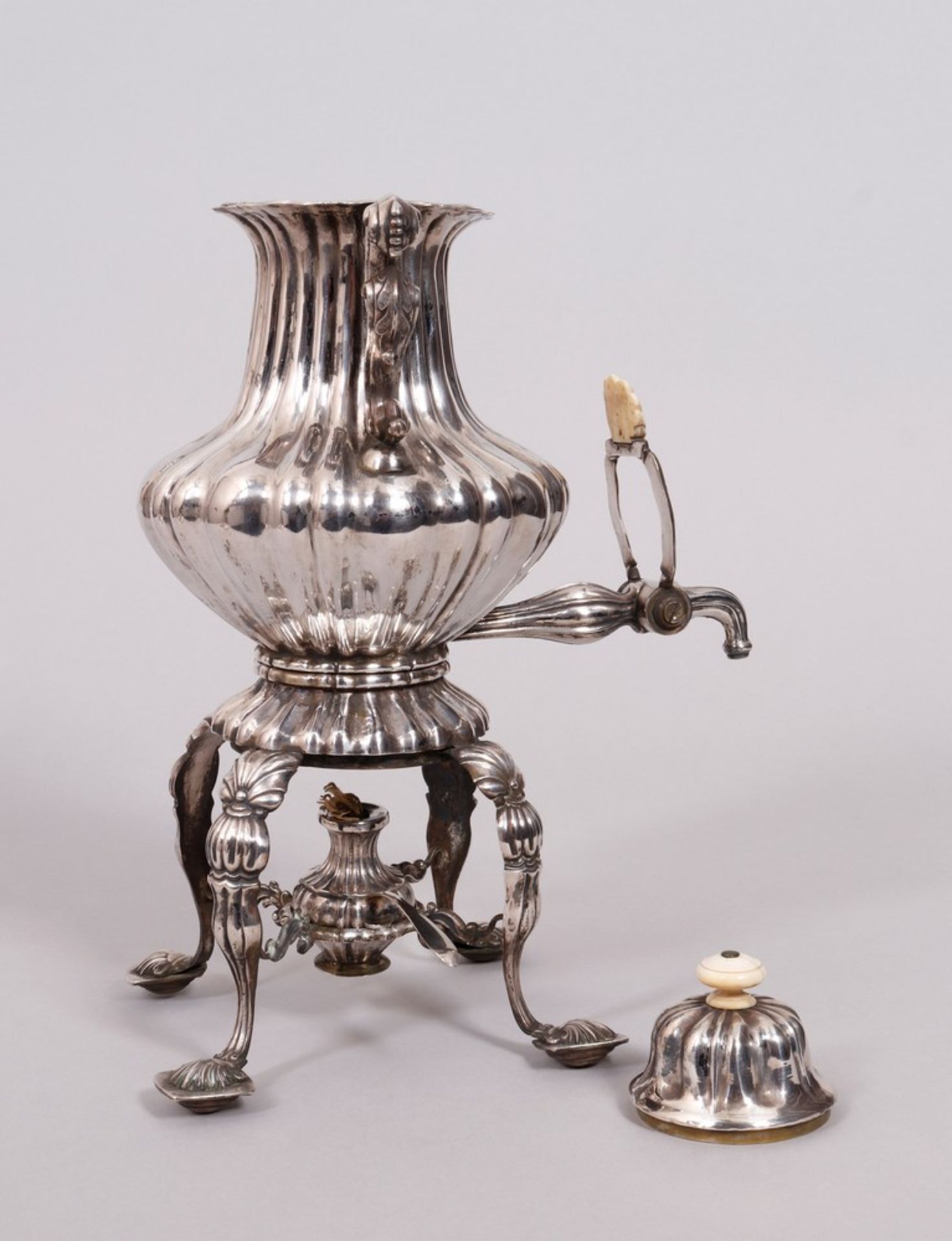 Tea-kettle on stand, so called "Kranenkanne", silver, 13 Loth, Vienna, ca. 1840 - Image 3 of 10