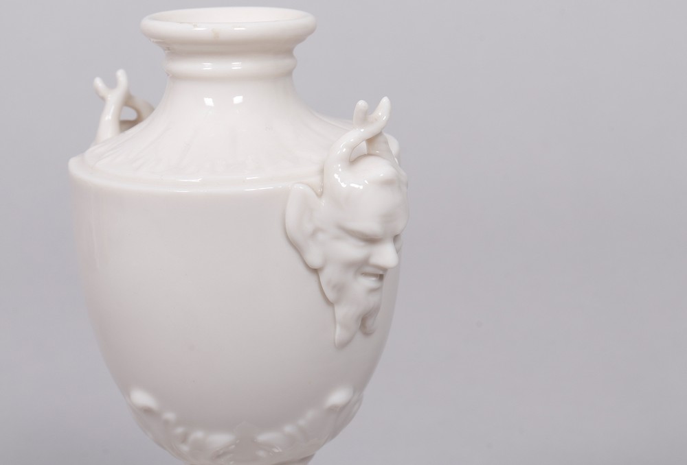 Small pedestal vase, design J. Ponhauser and F. A. Bustelli for Nymphenburg, 20th C. - Image 2 of 4