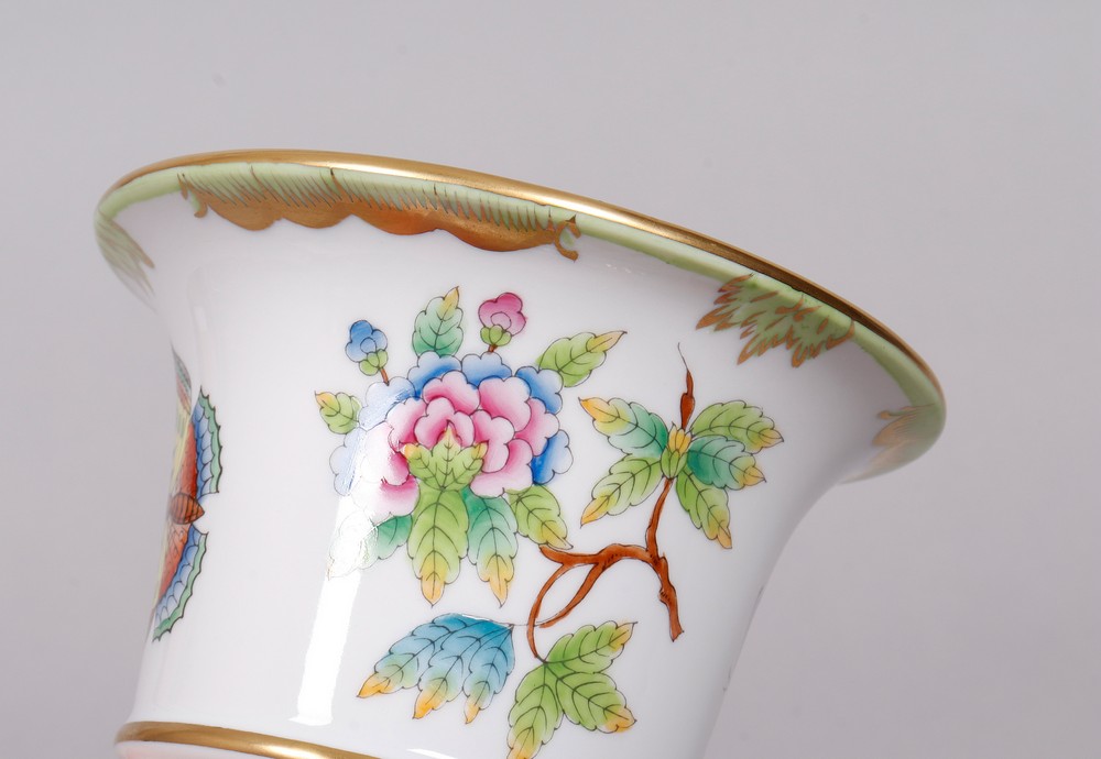 Small Empire vase, Herend Hungary, decor "Victoria avec bord en or" in green, 20th C. - Image 6 of 7