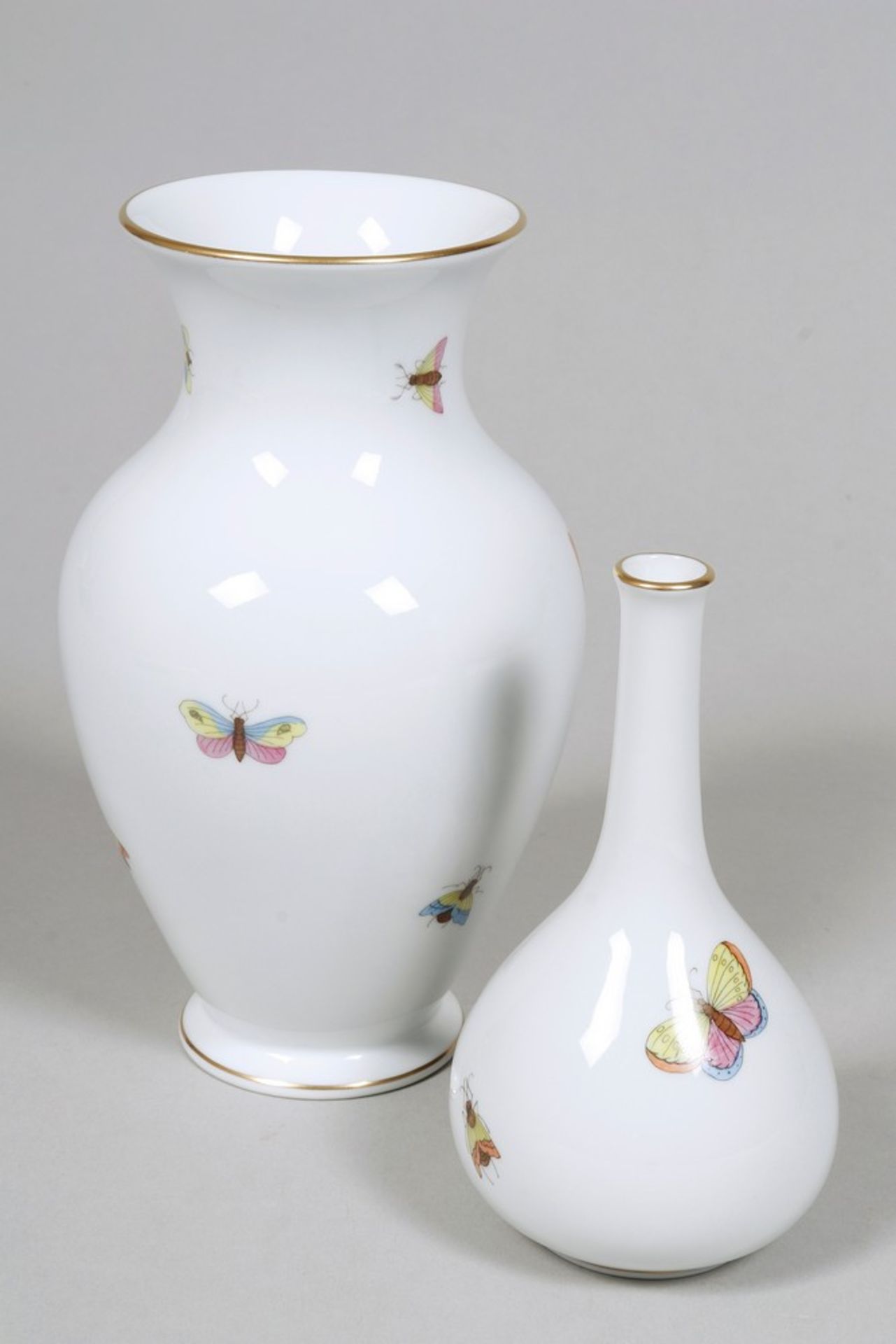 Zwei Vasen, Herend, Ungarn, Dekor "Rothschild", 2.H. 20.Jh. - Bild 2 aus 3
