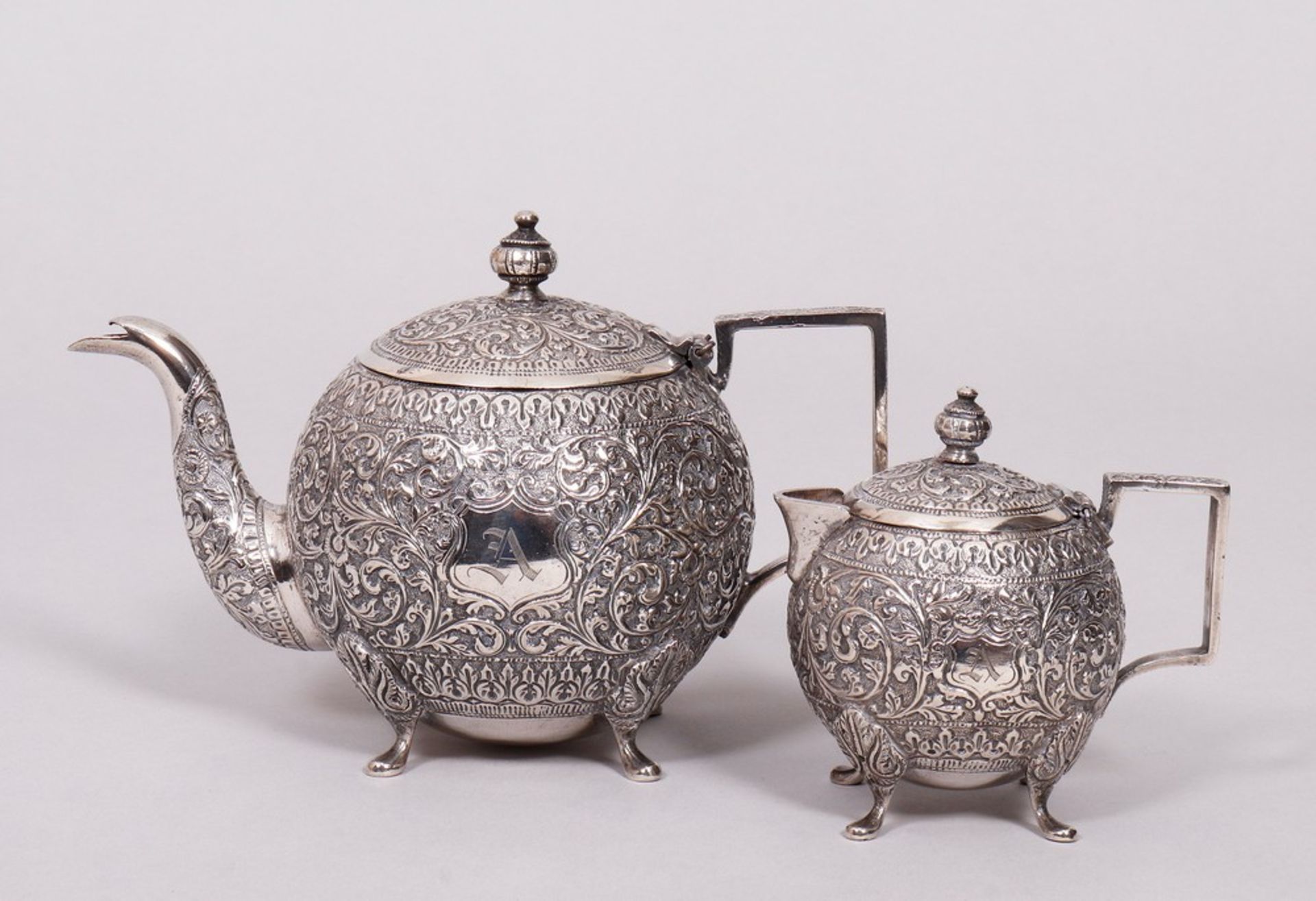 Tee- und Milchkanne, Silber (getestet), wohl Indien, um 1900/20 