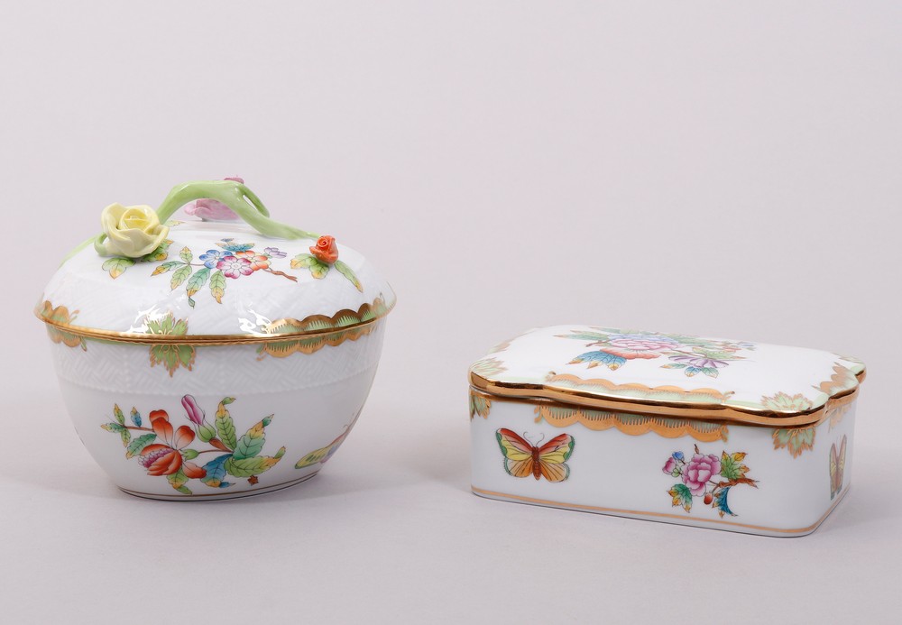 Two lidded boxes, Herend Hungary, "Victoria avec bord en or" decor, leaf shape and rectangular shap