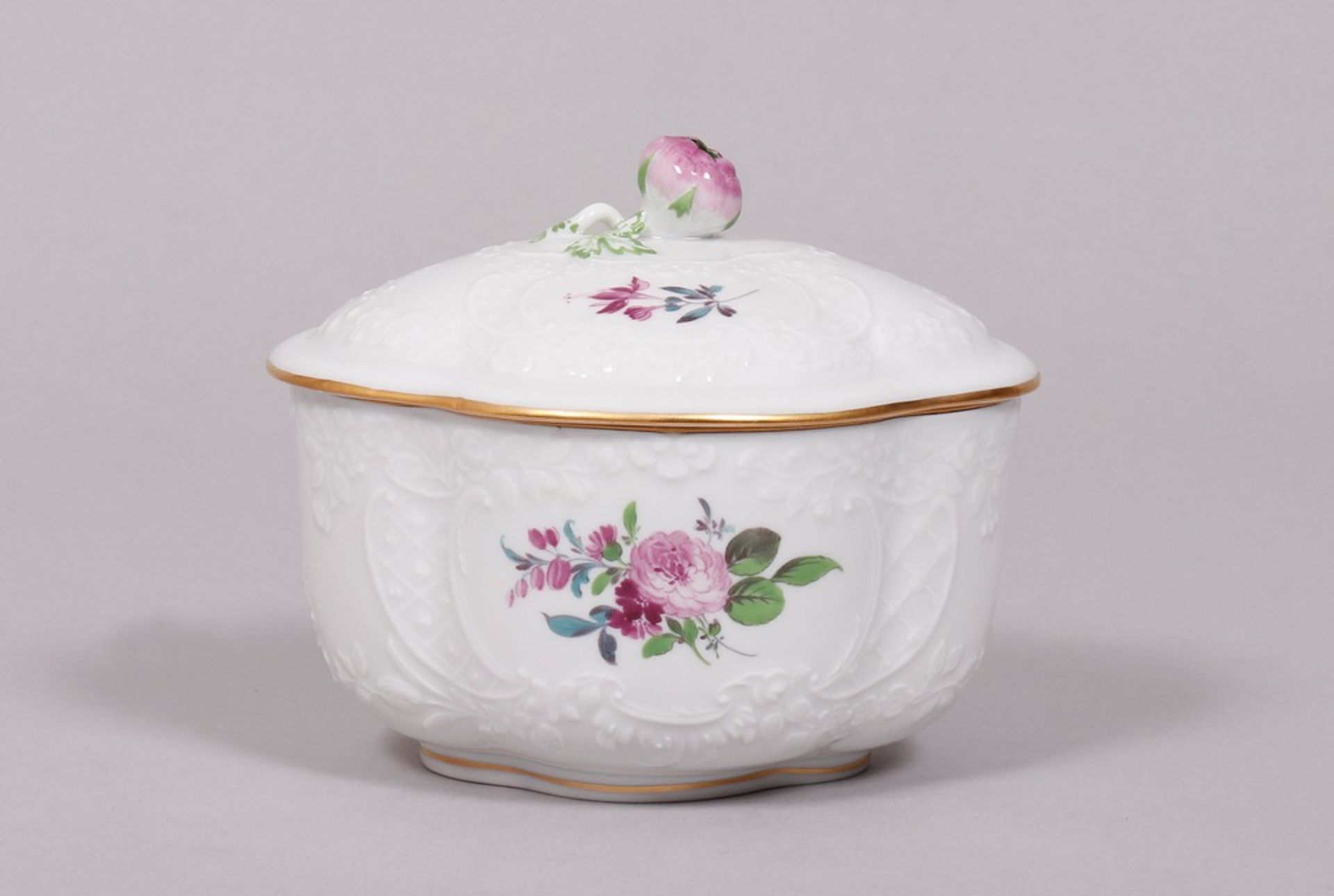 Lidded box with floral decoration in relief, Meissen, produced 2.H. 20th C. - Image 2 of 5