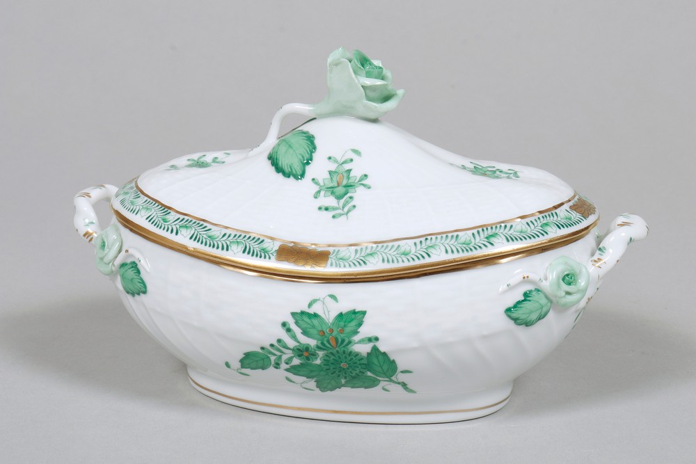 Oval lidded box, Herend, Hungary, decor "Apponyi green", 20th C.