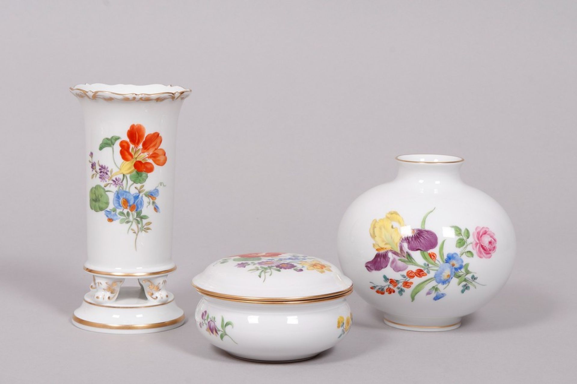 Konvolut Meissen-Porzellan, Dekor "Deutsche Blume", best. aus Kugelvase, Stangenvase auf Volutenfüß