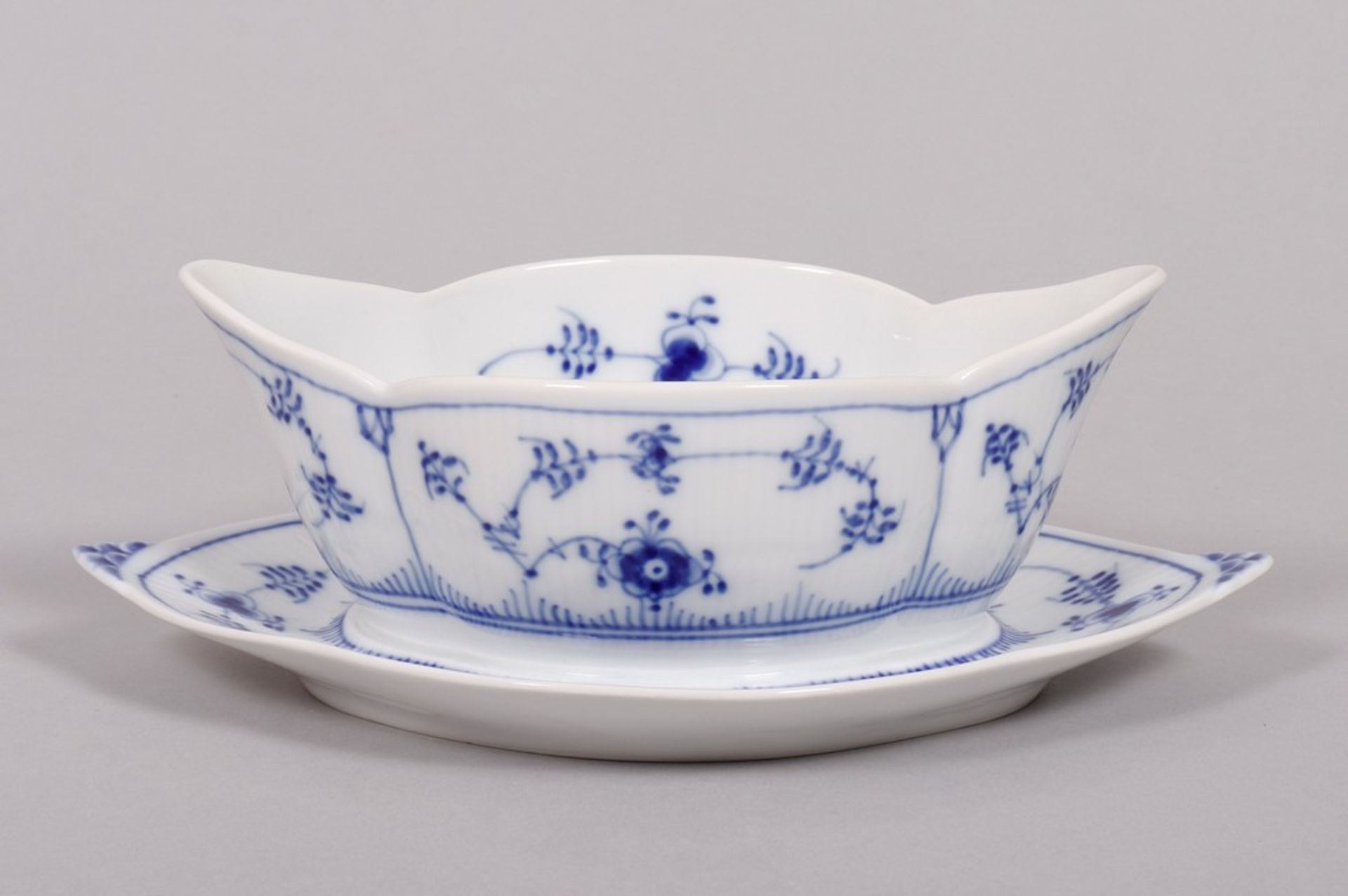 Gravy boat, Royal Copenhagen, Denmark, "gerippt" shape, "Musselmalet" decor, mid-20th C. - Image 2 of 4