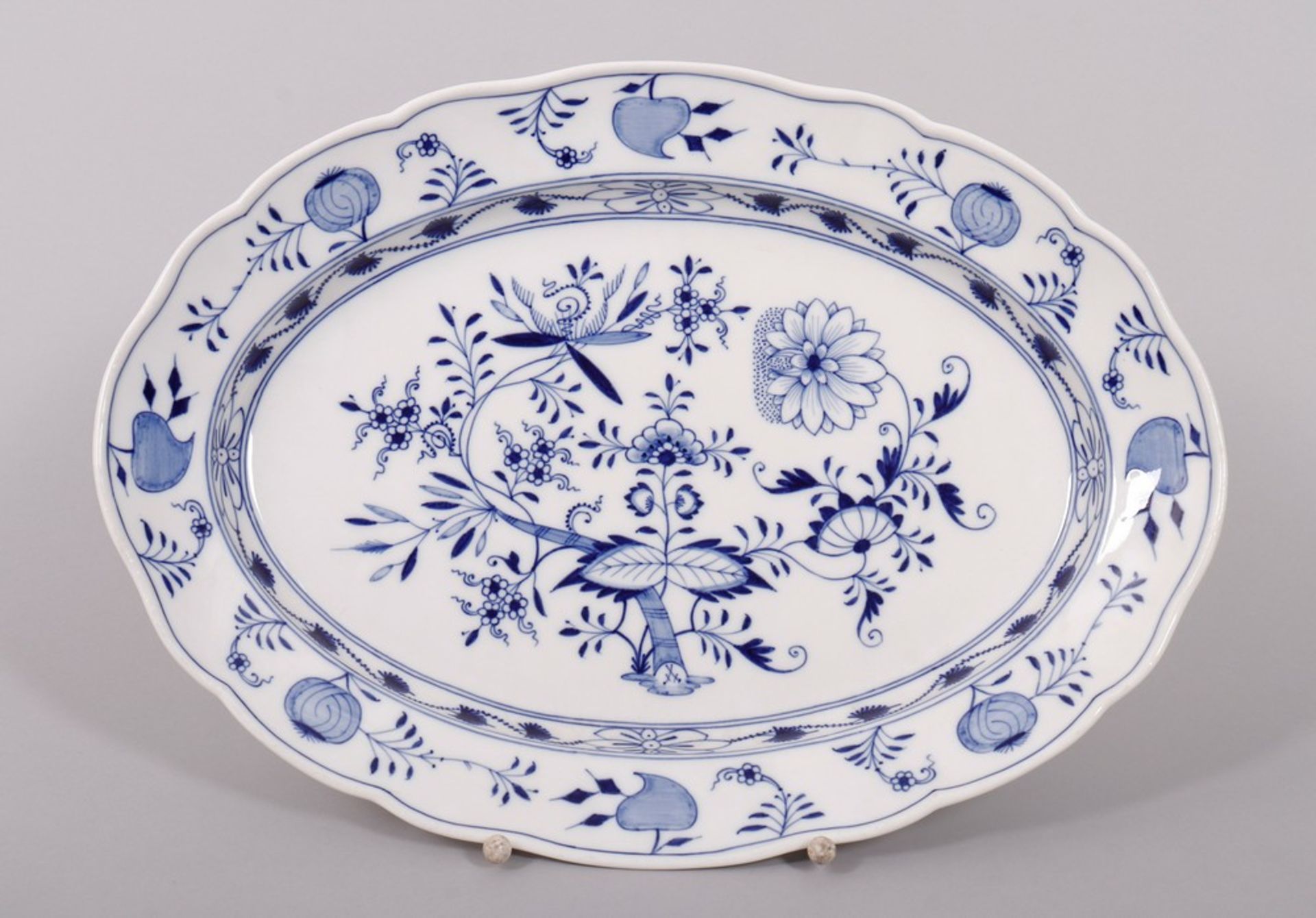 Restspeiseservice, Meissen, Form "Neuer Ausschnitt", Dekor "Zwiebelmuster", um 1900/20.Jh., 13-tlg. - Bild 2 aus 10