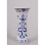 Stangenvase, Meissen, Dekor "Zwiebelmuster", 2.H.20.Jh.