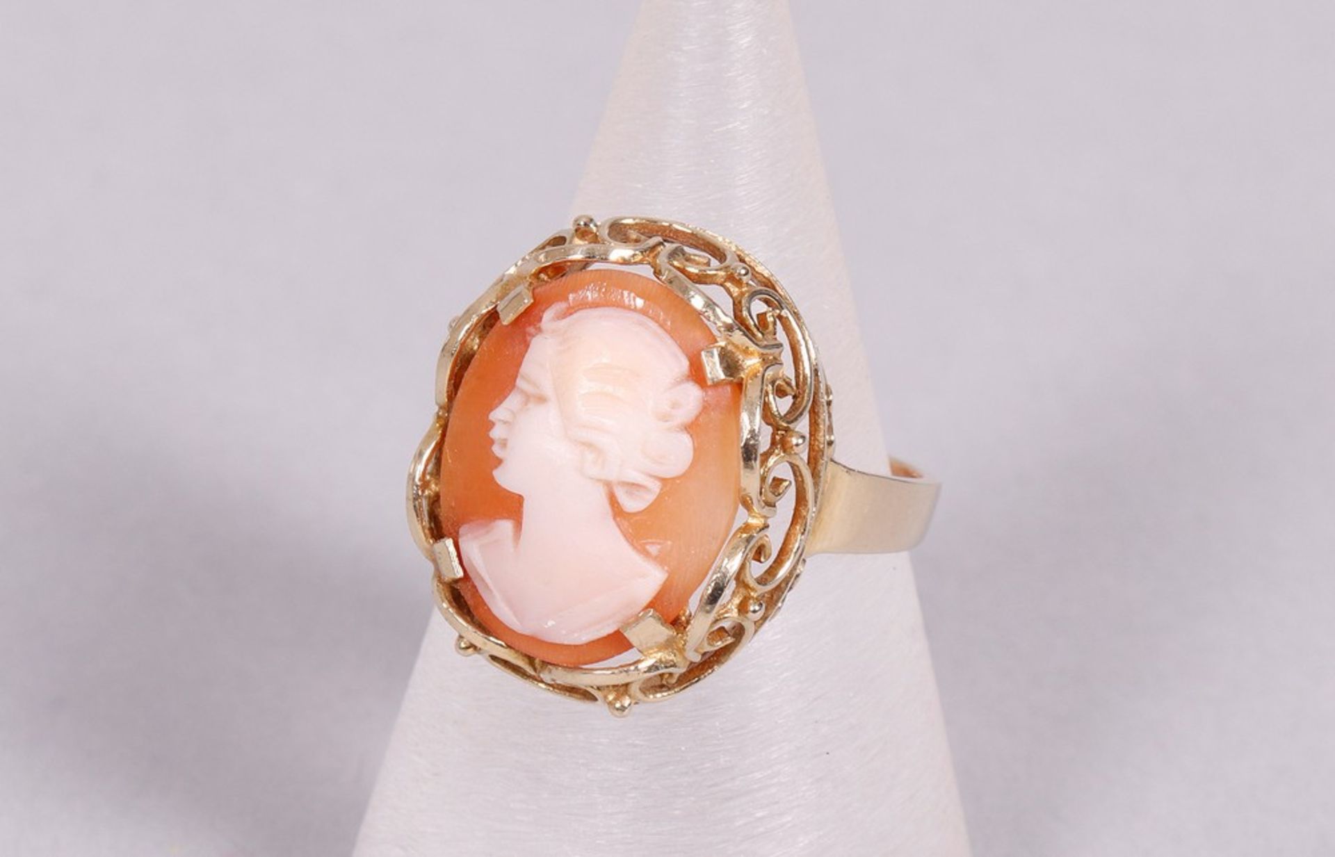 Ring with a central cameo, 585 yellow gold