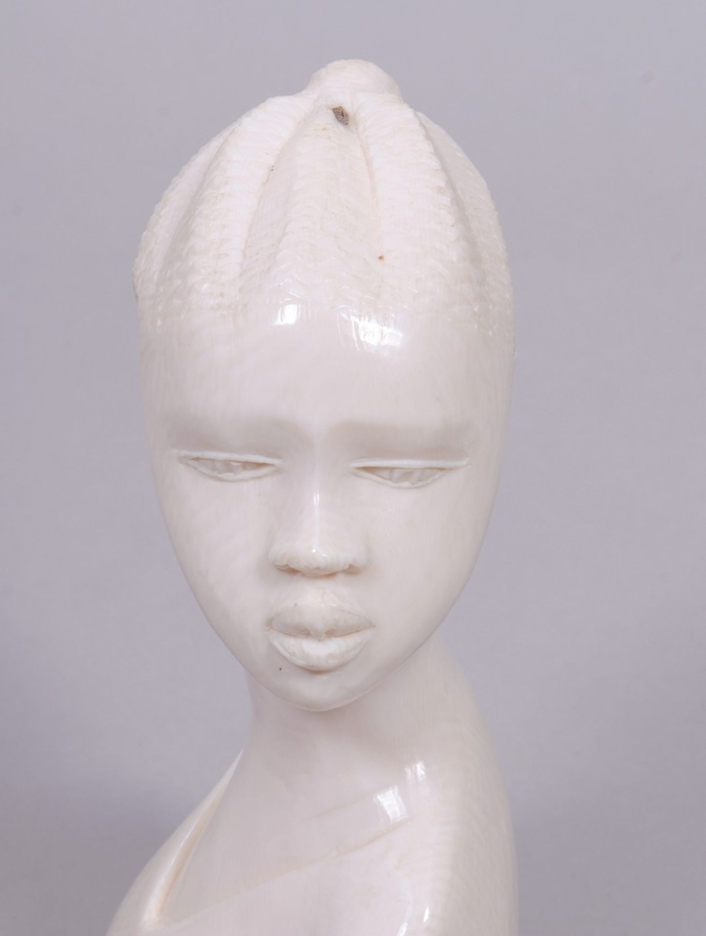 Bust, Africa, 20th C., carved ivory - Image 4 of 5