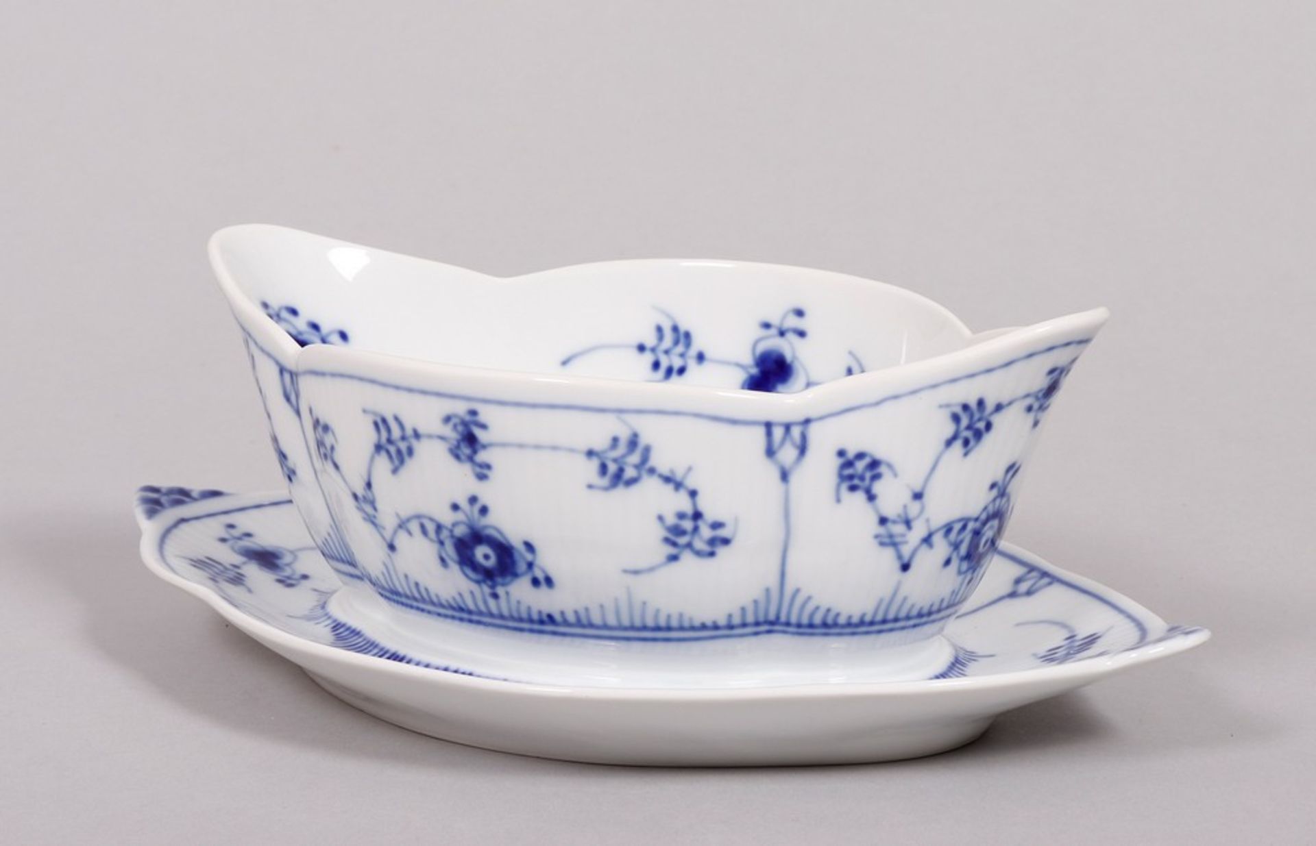 Gravy boat, Royal Copenhagen, Denmark, "gerippt" shape, "Musselmalet" decor, mid-20th C.