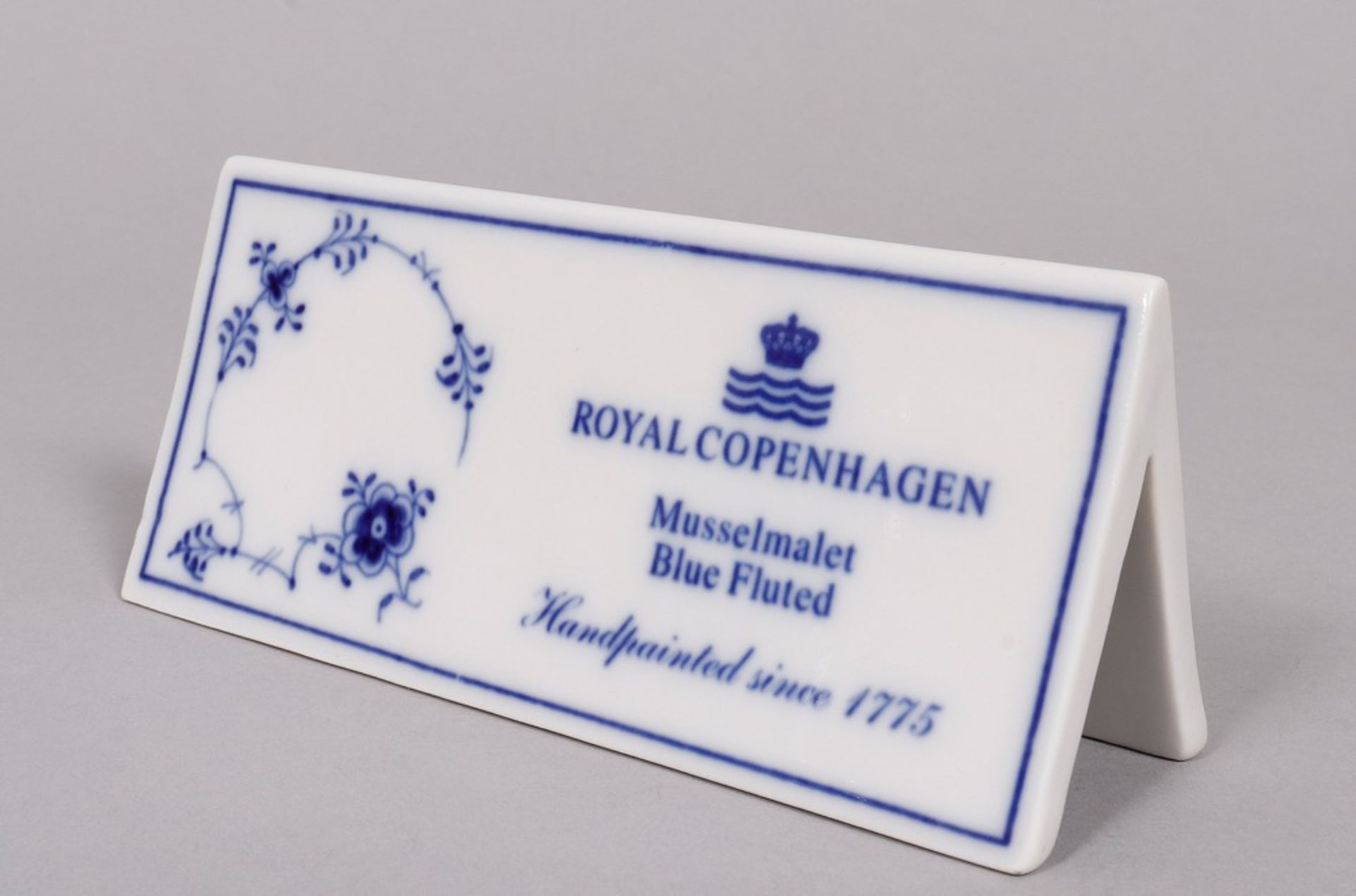 Large shaker and sign, Royal Copenhagen, Denmark, "ribbed" shape, "Musselmalet" decor, 1st half 20t - Image 3 of 4