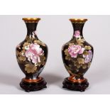 Paar Cloisonné-Vasen auf Stand, China, wohl 1. Hälfte 20.Jh.