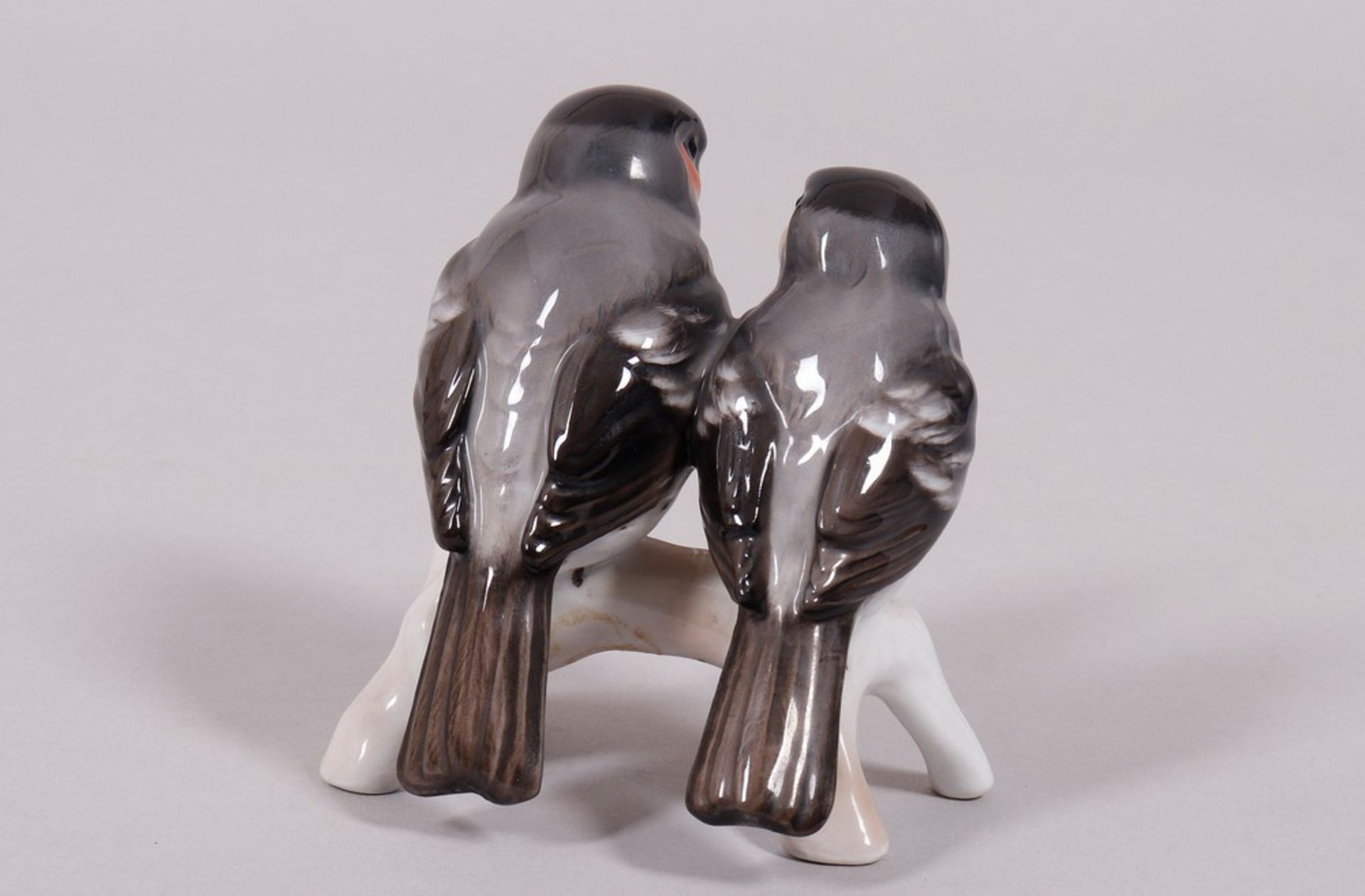 A pair of bullfinches, design Fritz Heidenreich (c. 1940) for Rosenthal, mid-20th C. - Image 3 of 4