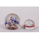 2 Paperweights, Murano/Böhmen, 20.Jh.