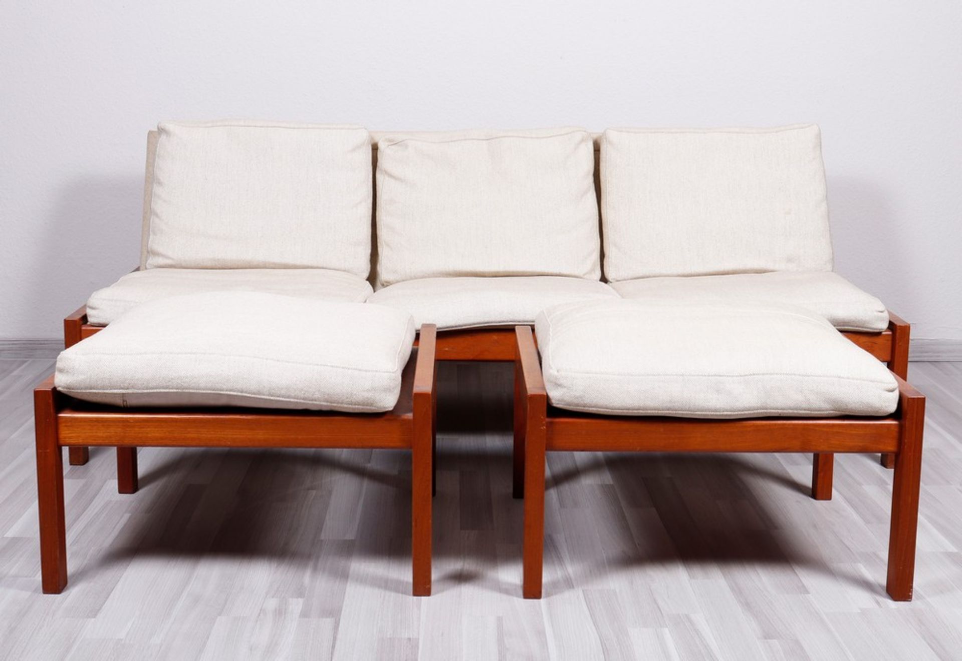 3-Sitzer Sofa mit 2 Fußhockern, Hans Wegner für Arne Poulsen, Dänemark, 1960er Jahre 