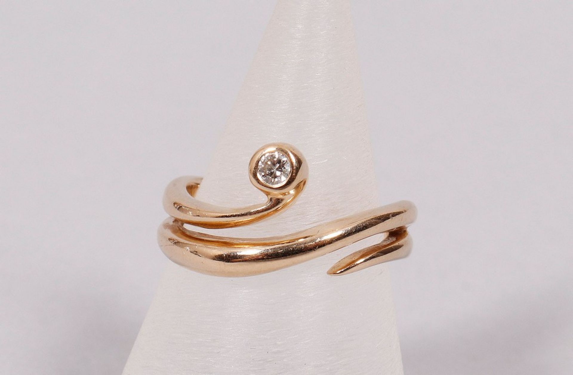 Moderner Ring im Stil eines Schlangenringes, 585 Gold, Brillant  - Bild 2 aus 3