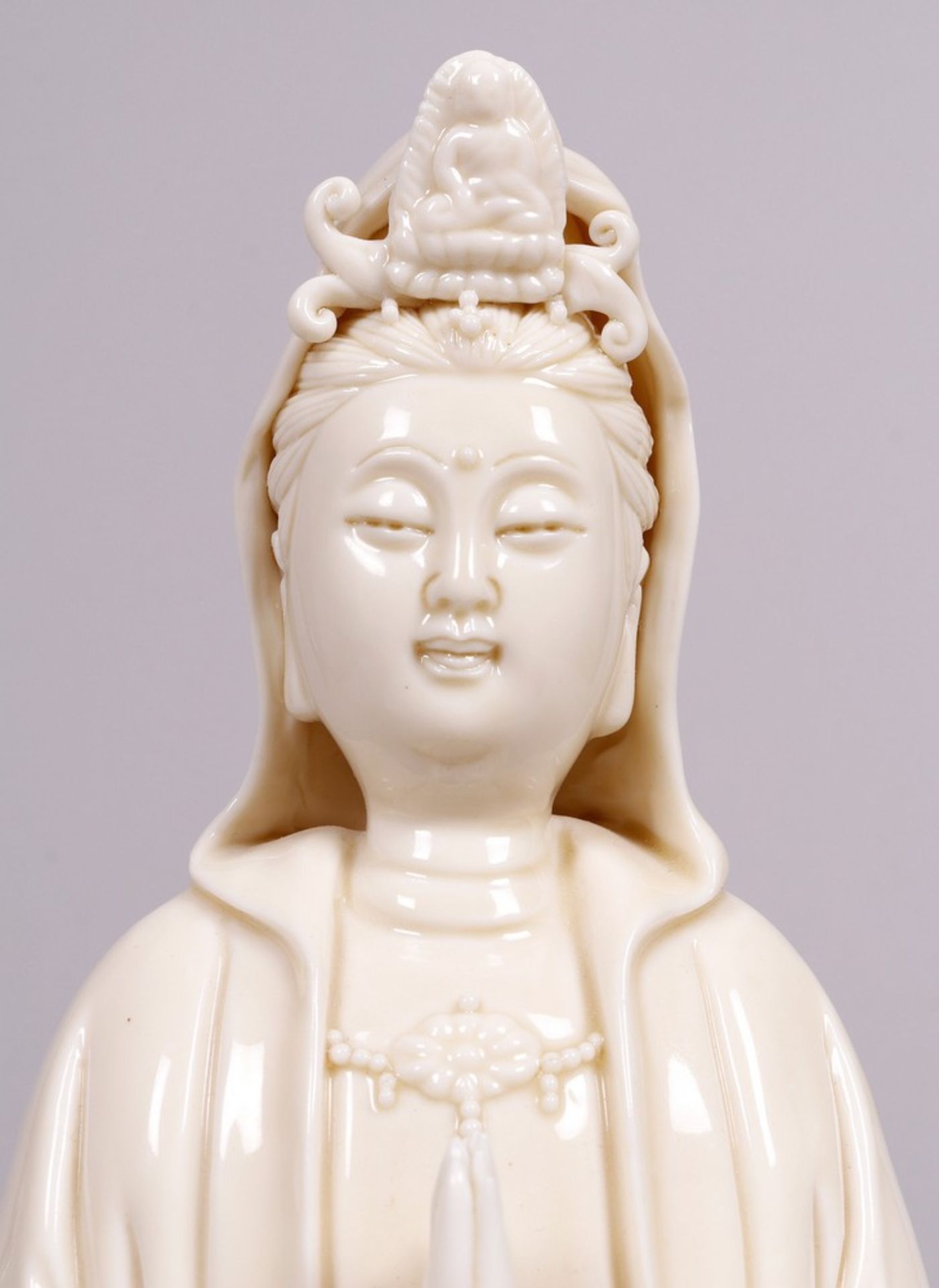 Guanyin, China, wohl 1. Hälfte 20.Jh., Blanc de Chine  - Bild 2 aus 6