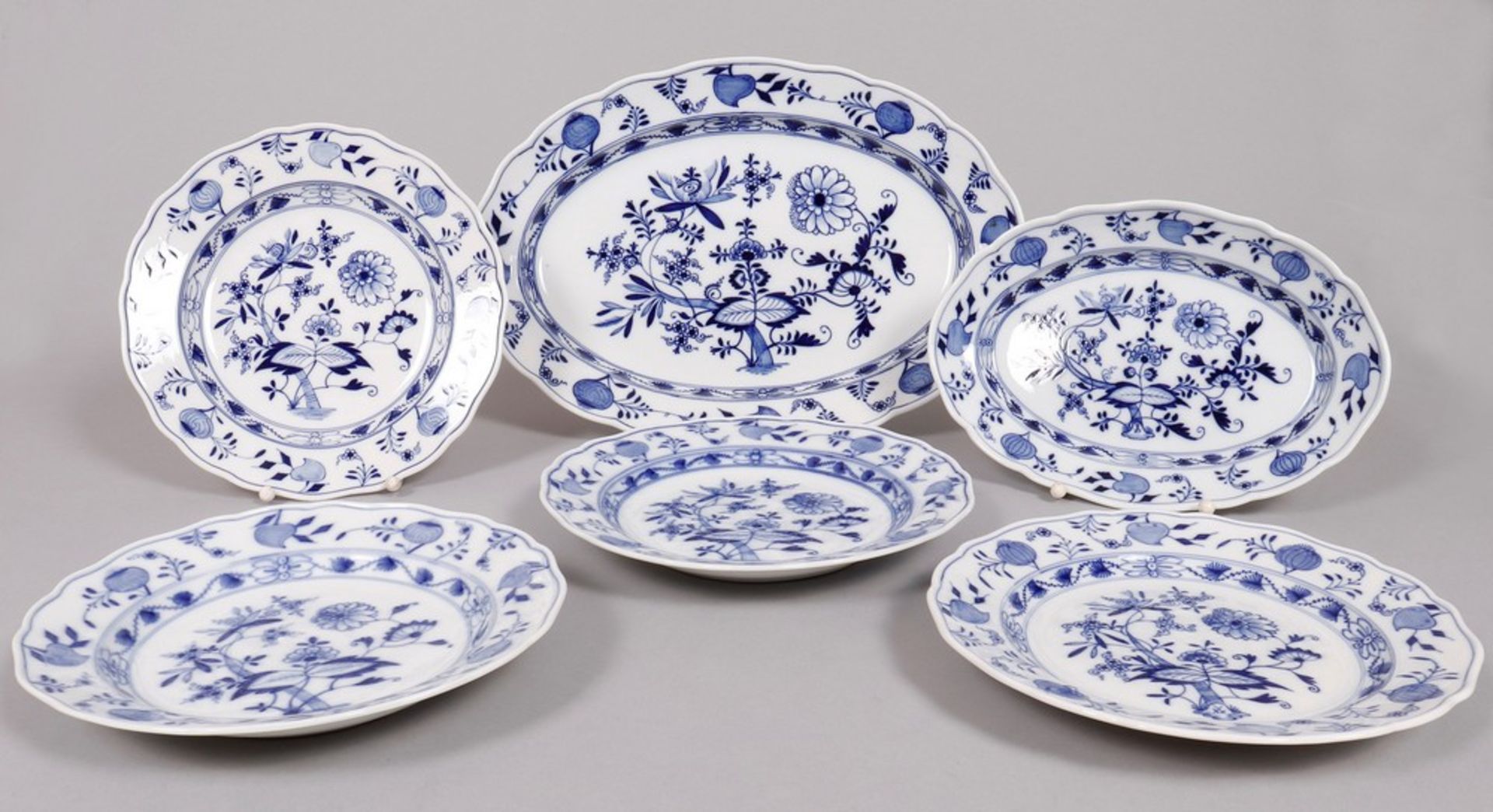 Small porcelain lot, Meissen, shape "Neuer Ausschnitt", decor "Zwiebelmuster", c. 1900/20th C., 6 p