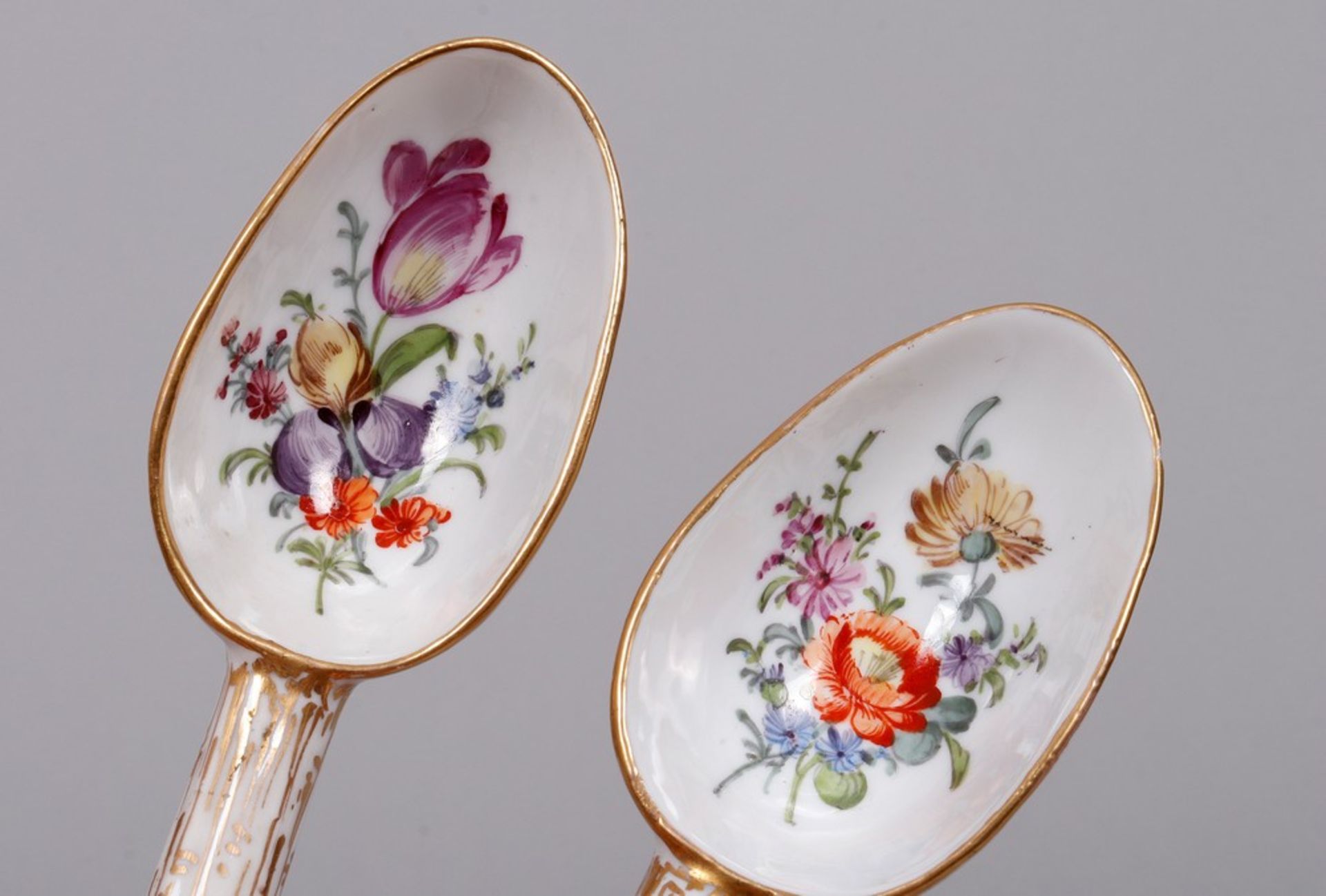 2 spoons, floral decoration, probably Meissen, 19th C. - Image 2 of 4