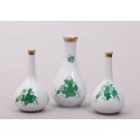 Drei kleine Vasen, Herend, Ungarn, Dekor "Apponyi grün", 20.Jh.