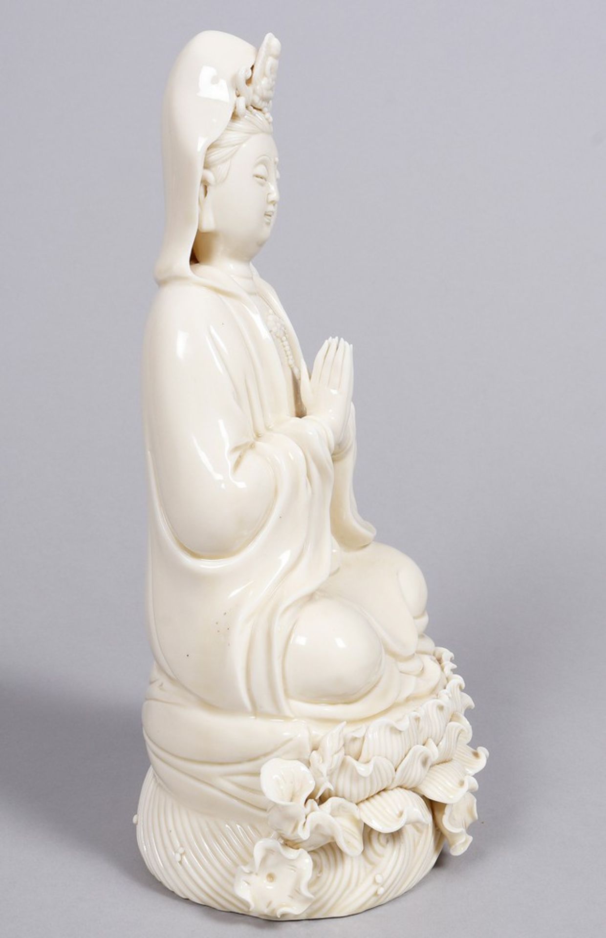 Guanyin, China, wohl 1. Hälfte 20.Jh., Blanc de Chine  - Bild 3 aus 6