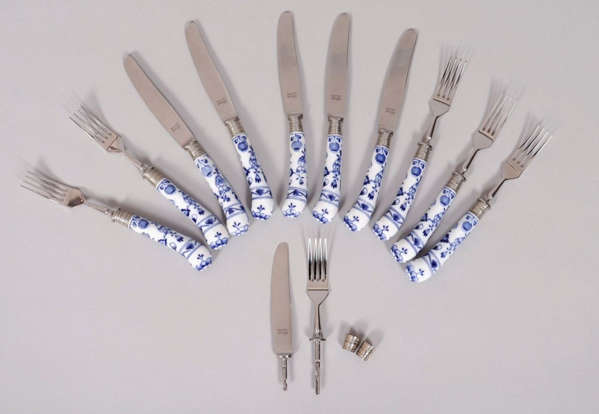 Part cutlery set, Meissen and others, "Zwiebelmuster" decor, Knauf period (c. 1900)porcelain/steel, - Image 4 of 4