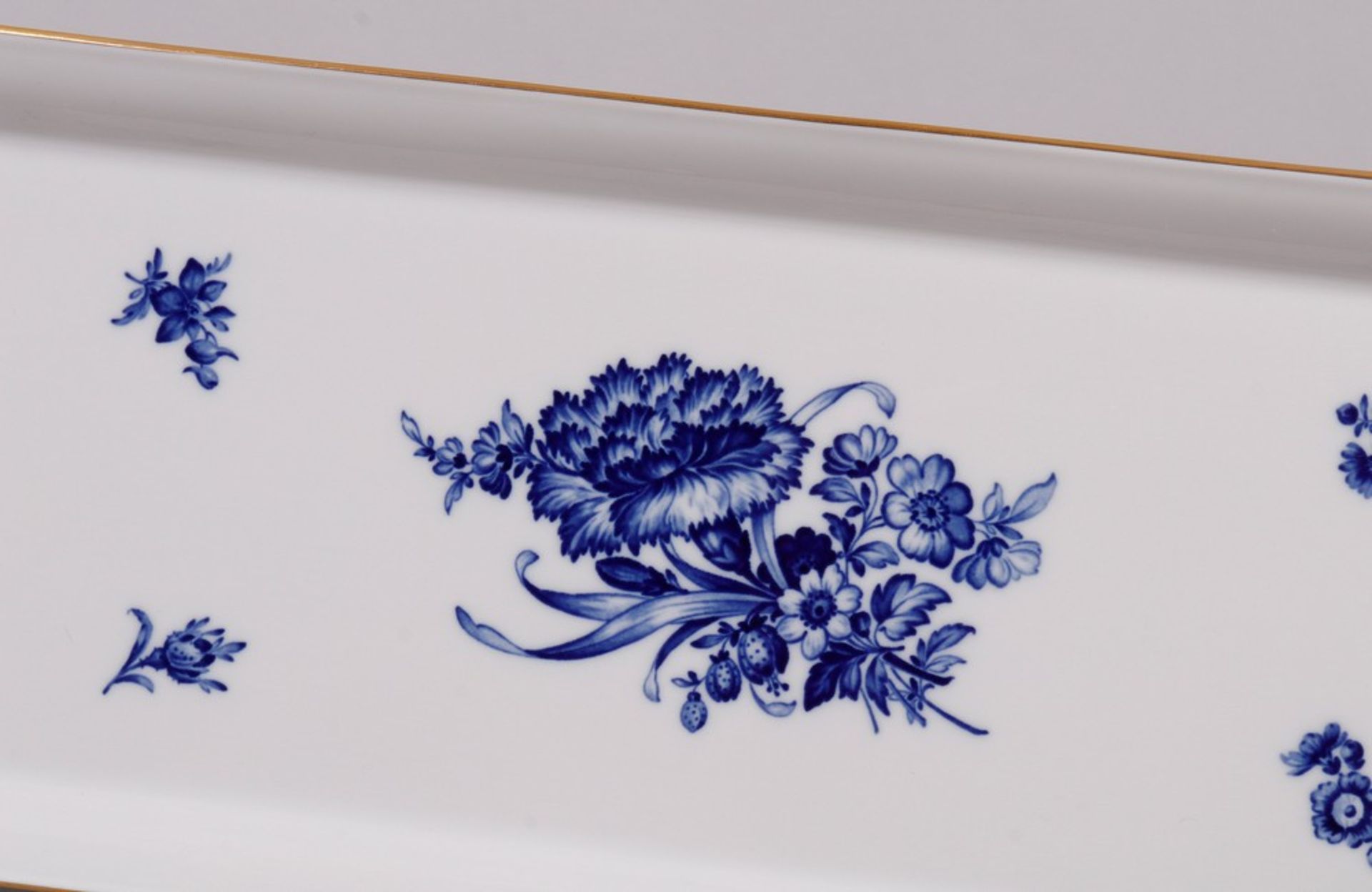 Eckige Kuchenplatte, Meissen, Aquatinta-Dekor "Blaue Blume", 2.H. 20.Jh., 2. Wahl - Bild 2 aus 4