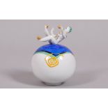 Meissen-Unikat-Deckeldose "Harlekin mit 3 goldenen Kugeln I", Silvia Klöde 2000 für Meissen