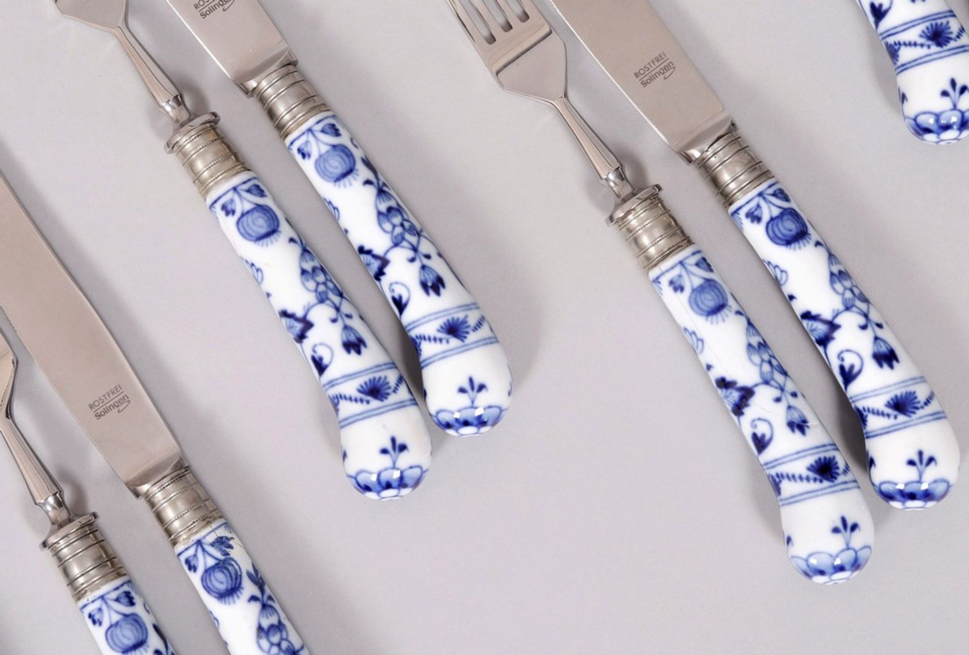 Part cutlery set, Meissen and others, "Zwiebelmuster" decor, Knauf period (c. 1900)porcelain/steel, - Image 2 of 4
